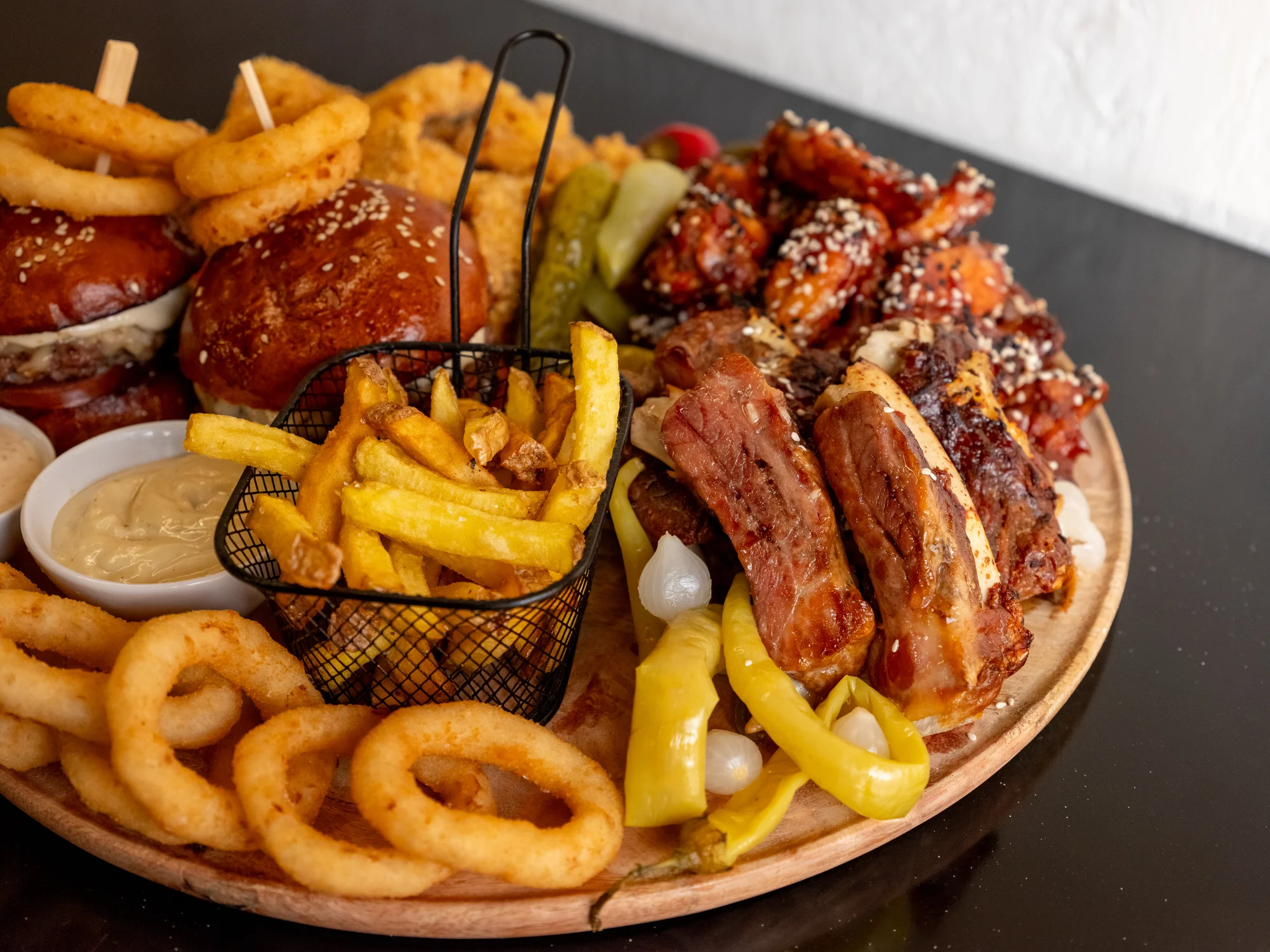 Masové prkno plné kuřecích křídel, žeber i miniburgerů: 1 kg nebo 1,5 kg