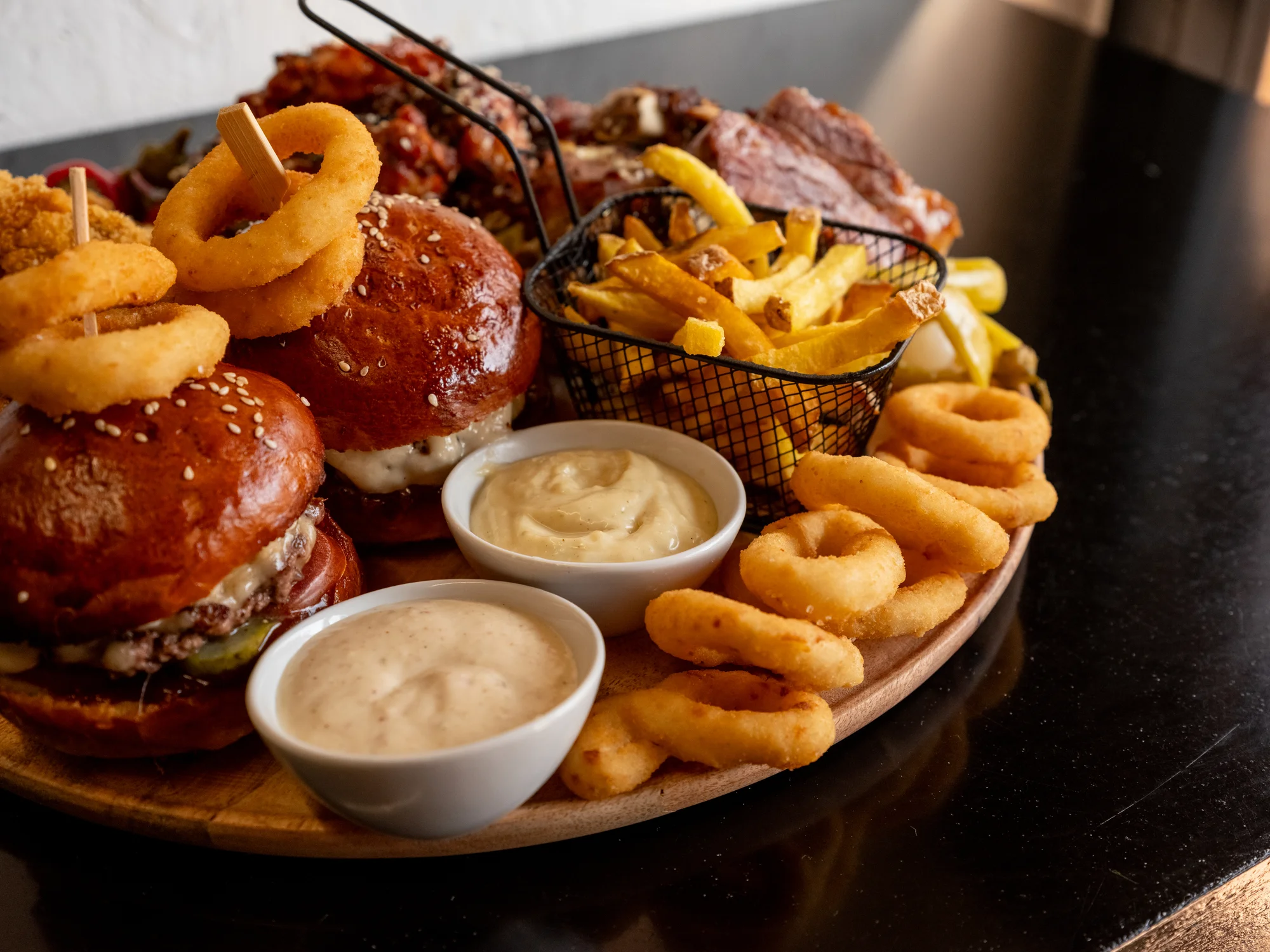 Masové prkno plné kuřecích křídel, žeber i miniburgerů: 1 kg nebo 1,5 kg