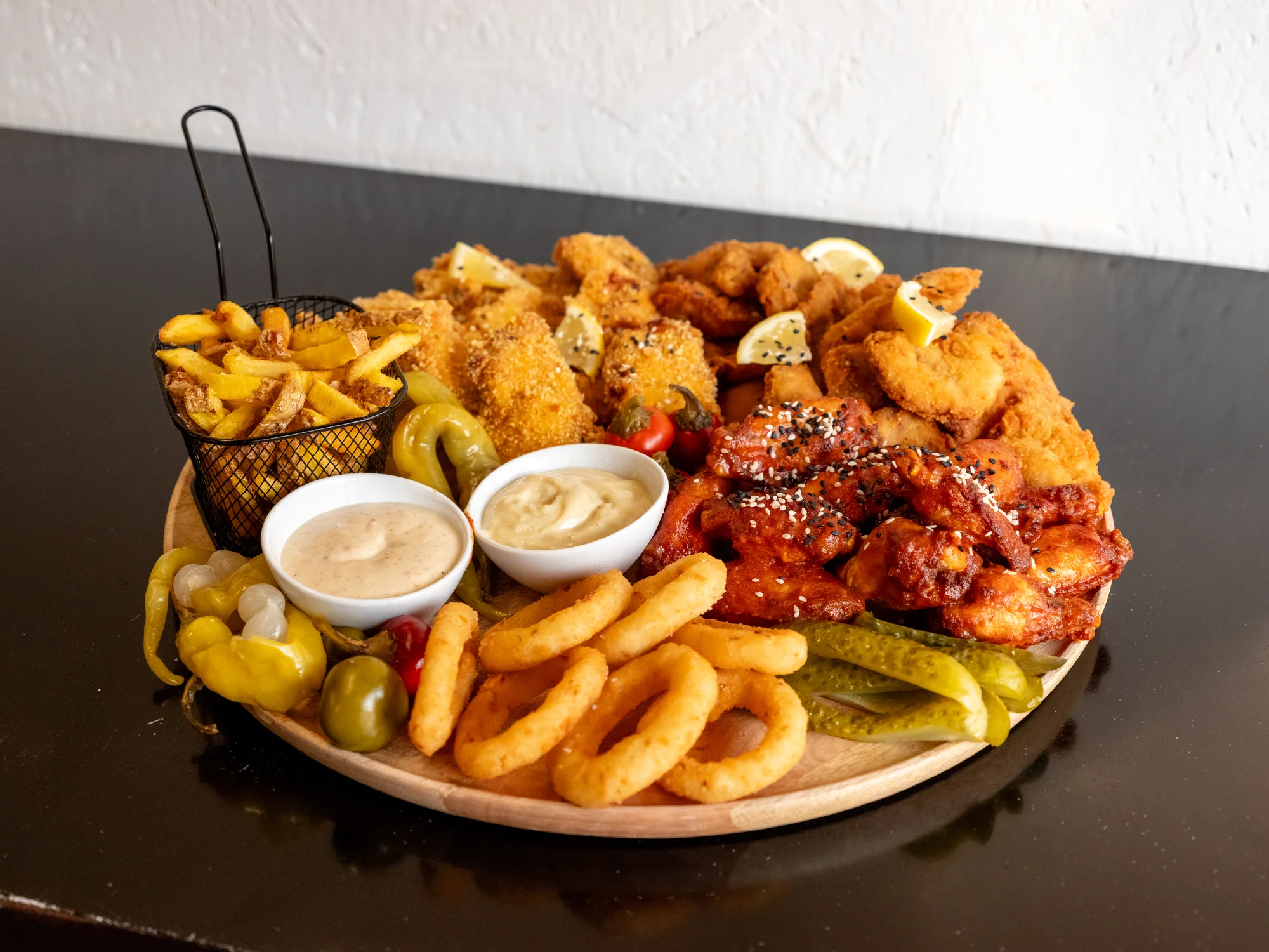 Masové prkno plné kuřecích křídel, žeber i miniburgerů: 1 kg nebo 1,5 kg