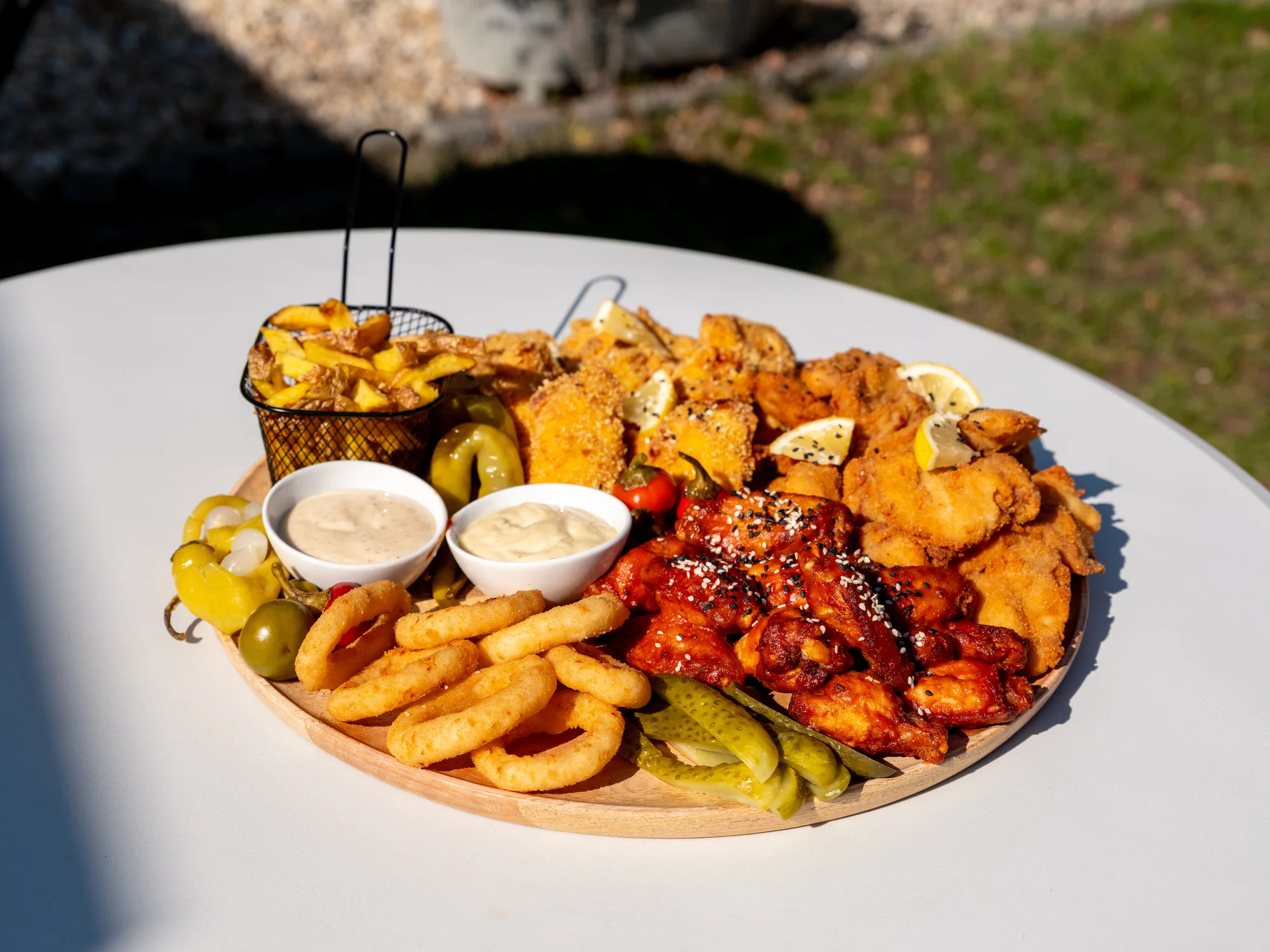 Masové prkno plné kuřecích křídel, žeber i miniburgerů: 1 kg nebo 1,5 kg
