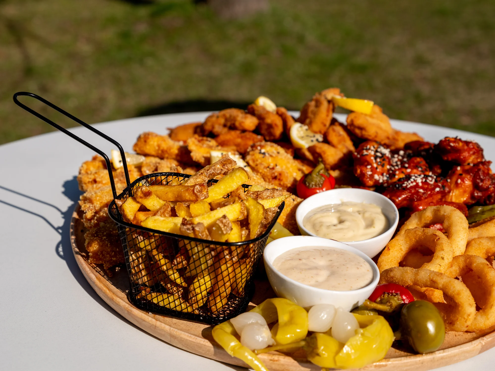 Masové prkno plné kuřecích křídel, žeber i miniburgerů: 1 kg nebo 1,5 kg