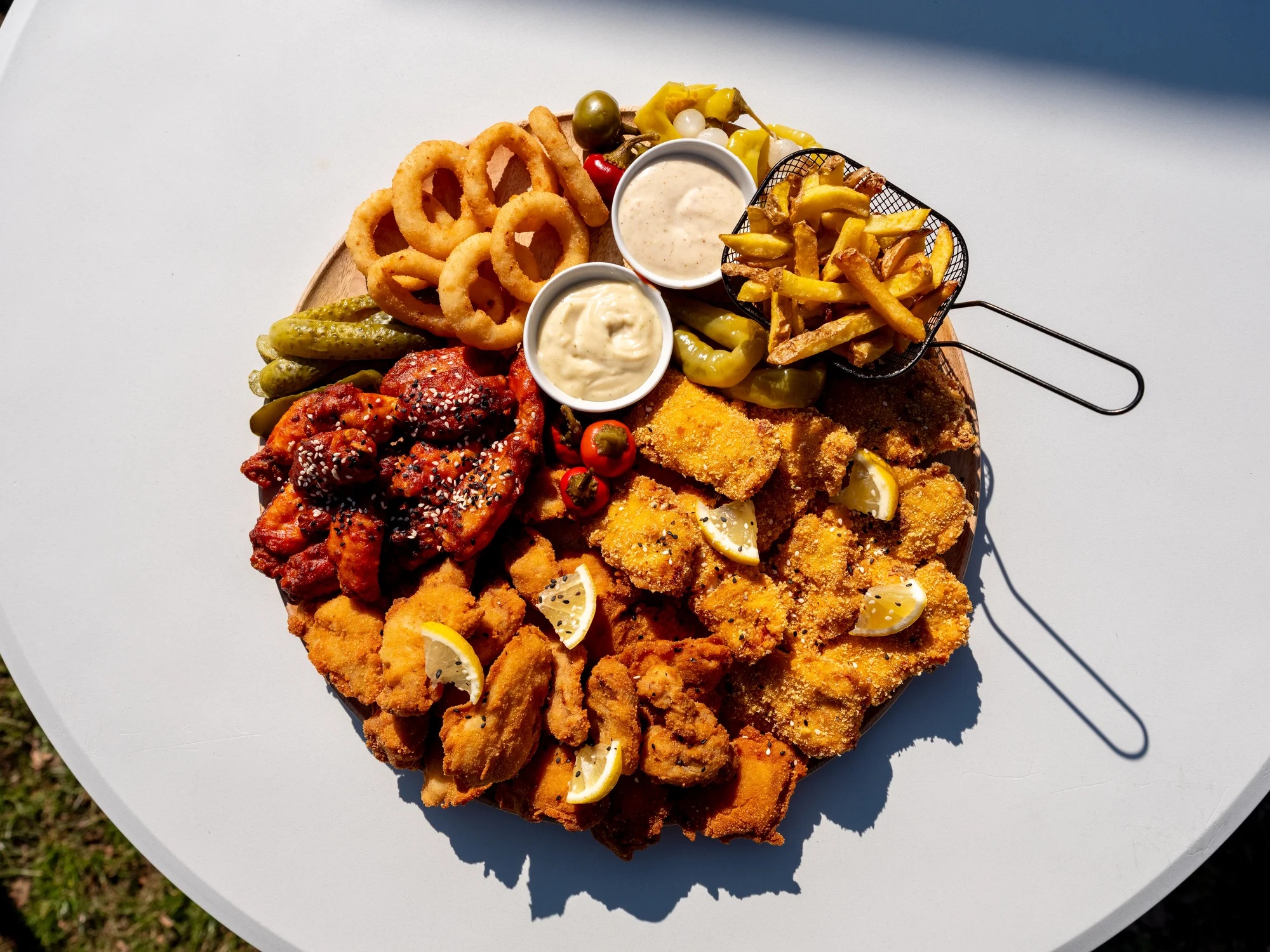 Masové prkno plné kuřecích křídel, žeber i miniburgerů: 1 kg nebo 1,5 kg