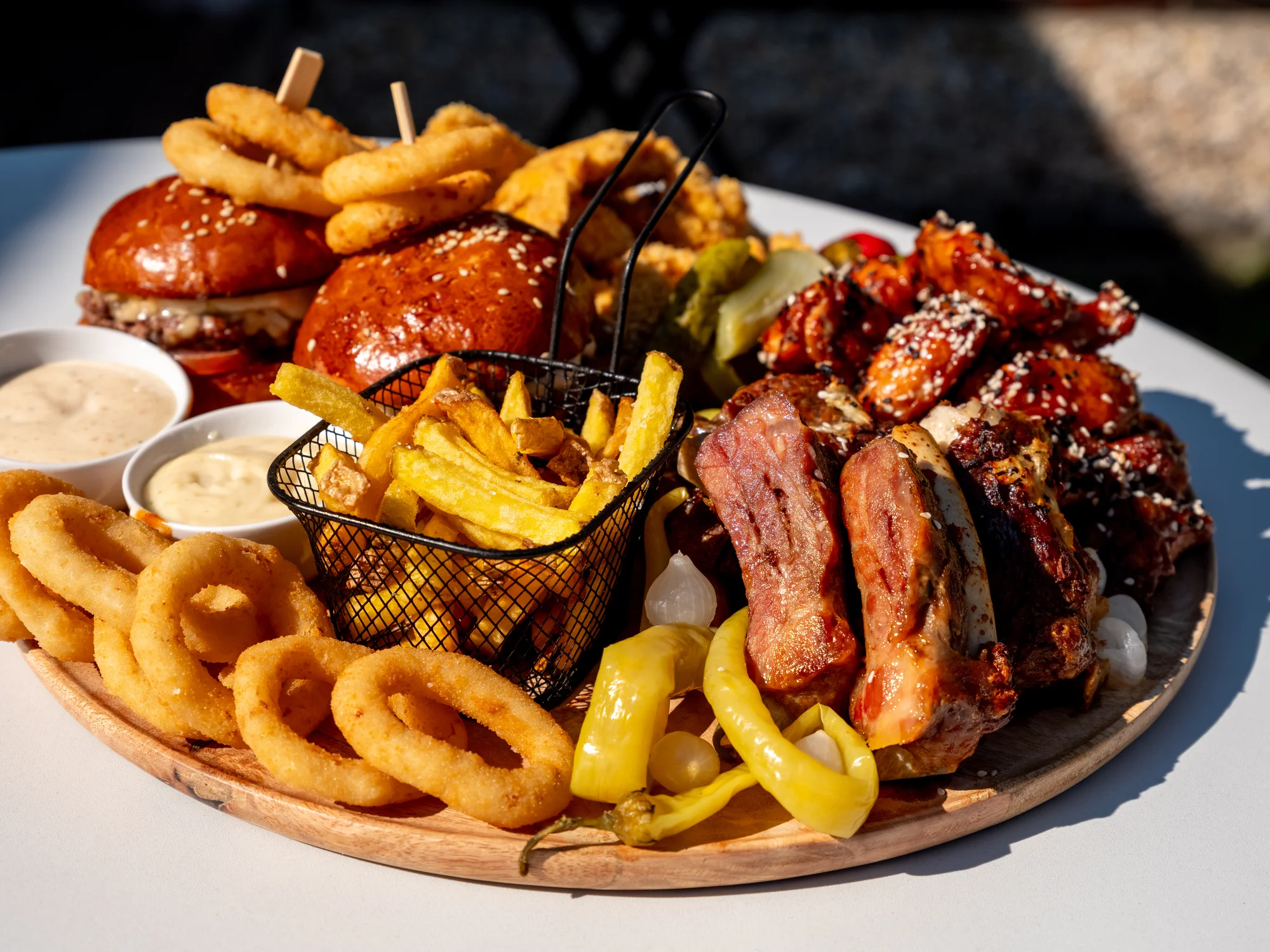 Masové prkno plné kuřecích křídel, žeber i miniburgerů: 1 kg nebo 1,5 kg