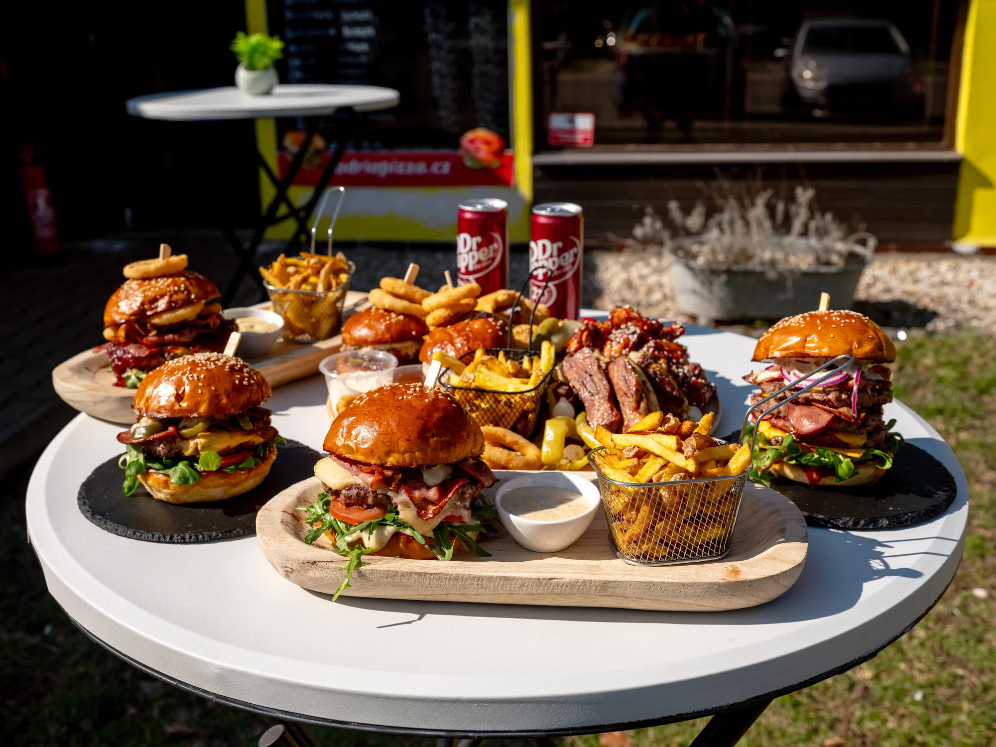 1 nebo 2 burgery dle výběru nebo menu vč. příloh a nápojů