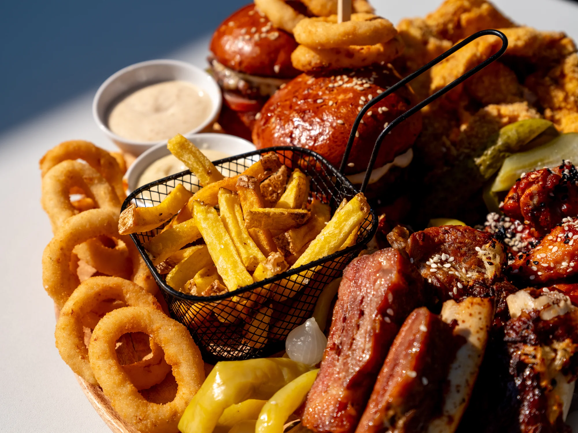 Masové prkno plné kuřecích křídel, žeber i miniburgerů: 1 kg nebo 1,5 kg