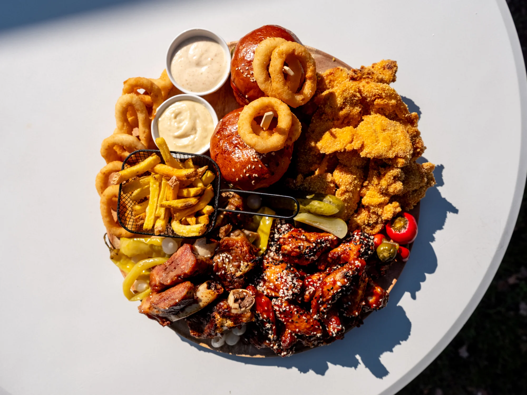 Masové prkno plné kuřecích křídel, žeber i miniburgerů: 1 kg nebo 1,5 kg