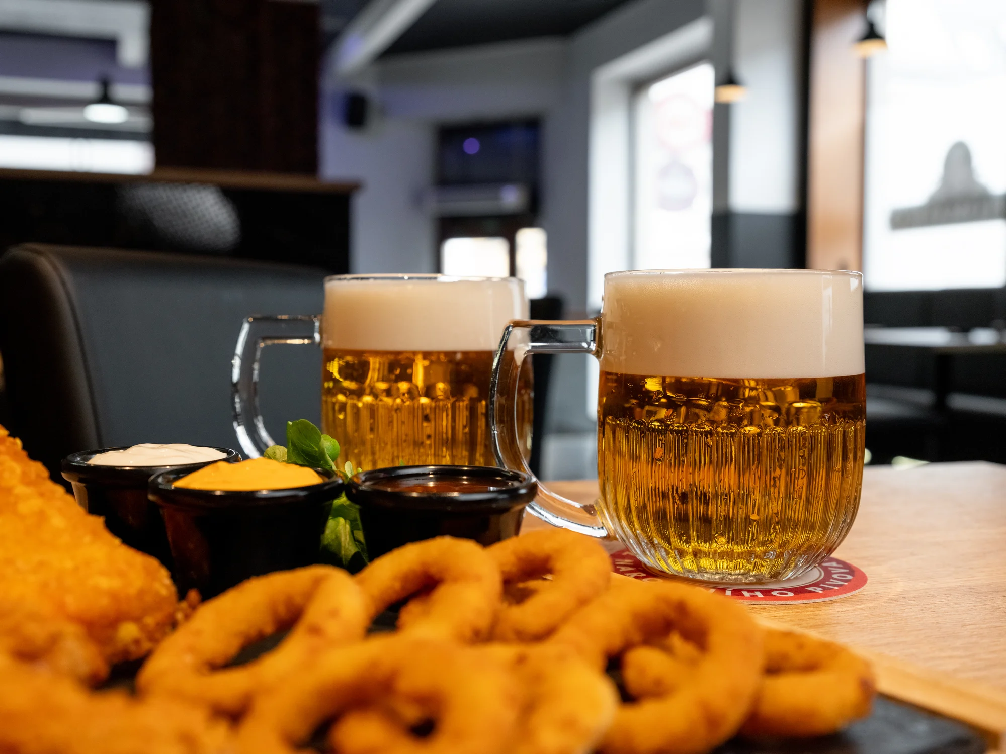 Smažené prkénko v novém podniku na Stodolní: křídla, řízky, nachos i pivo