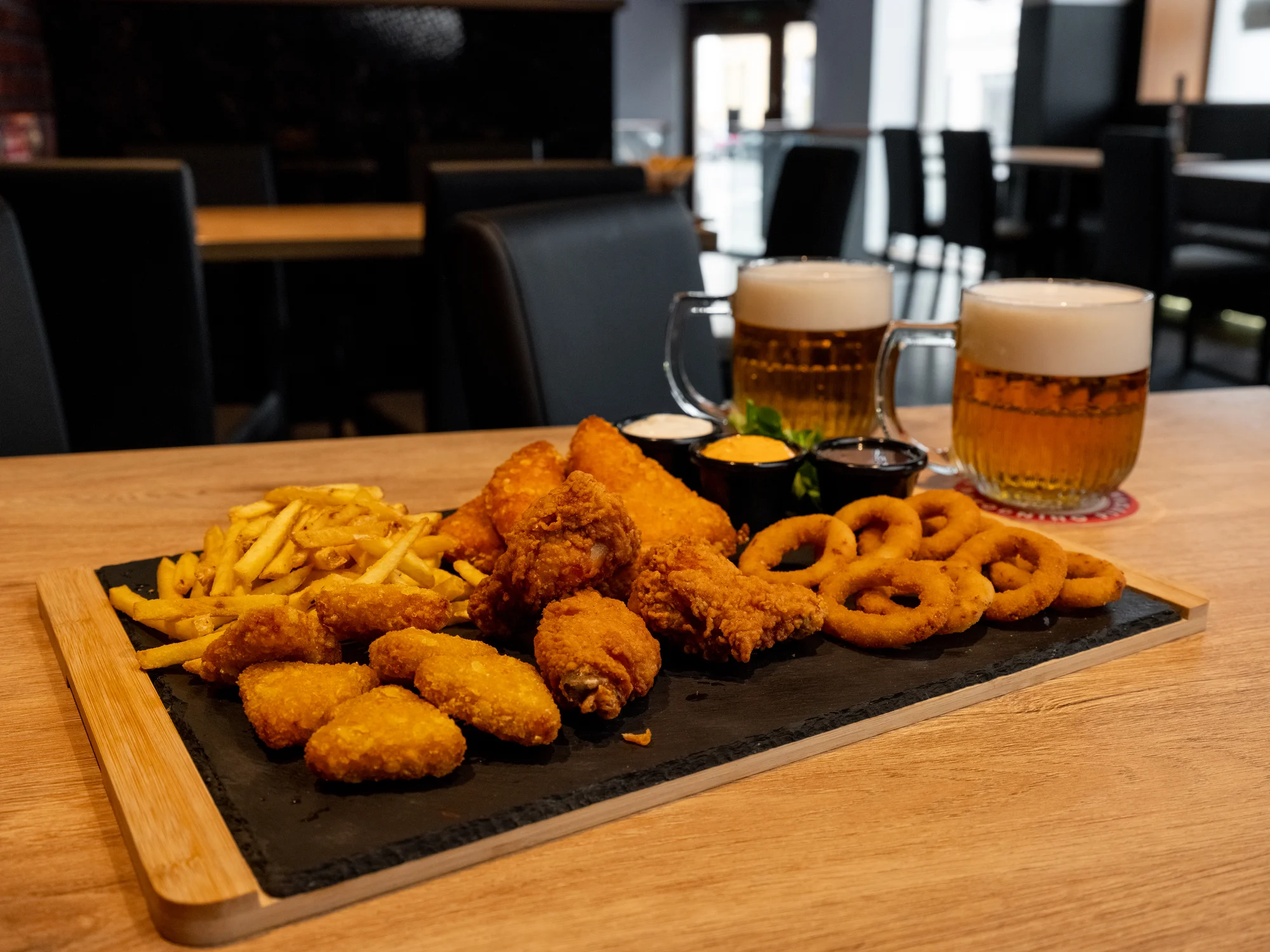 Smažené prkénko v novém podniku na Stodolní: křídla, řízky, nachos i pivo