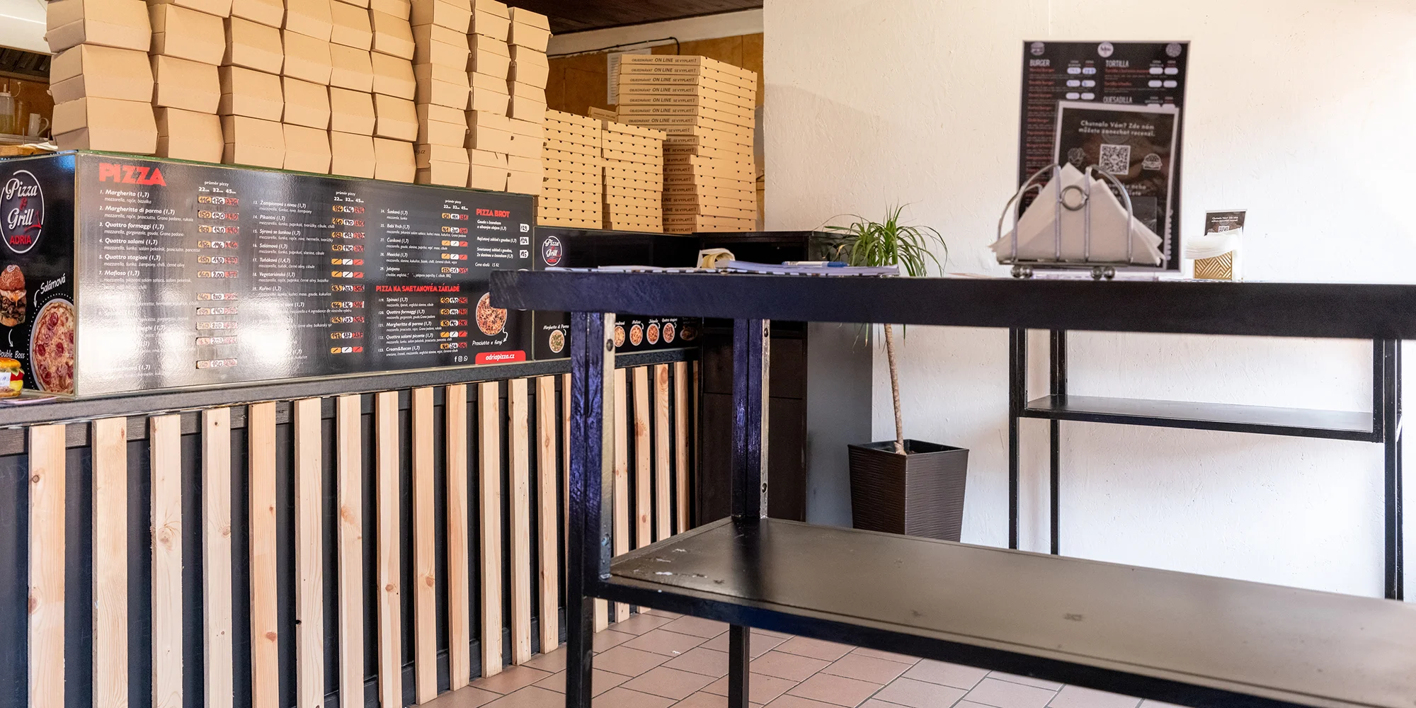Masové prkno plné kuřecích křídel, žeber i miniburgerů: 1 kg nebo 1,5 kg
