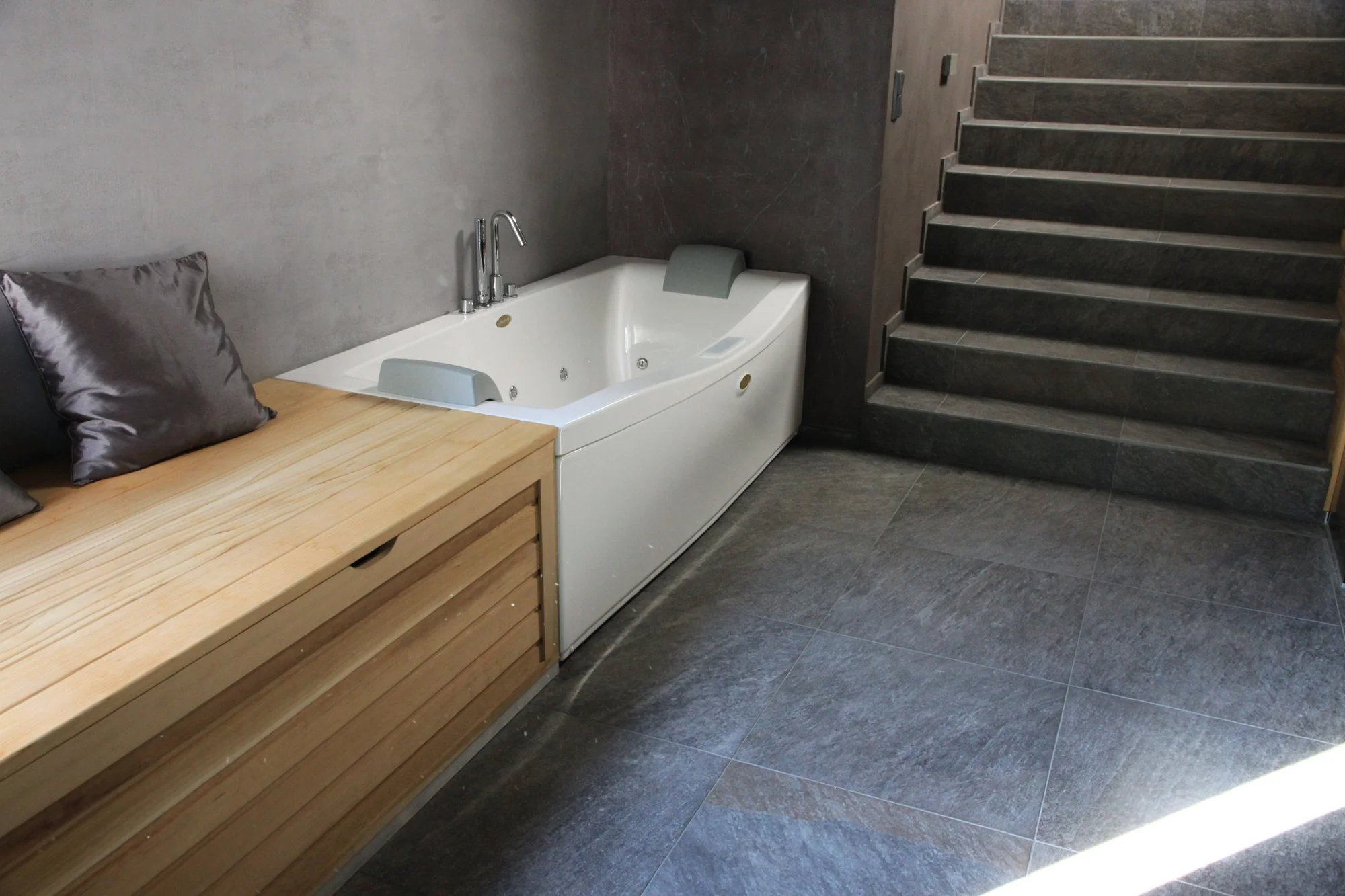Moderní apartmán s vlastním wellness, bazénem a krbem ve Velkých Popovicích