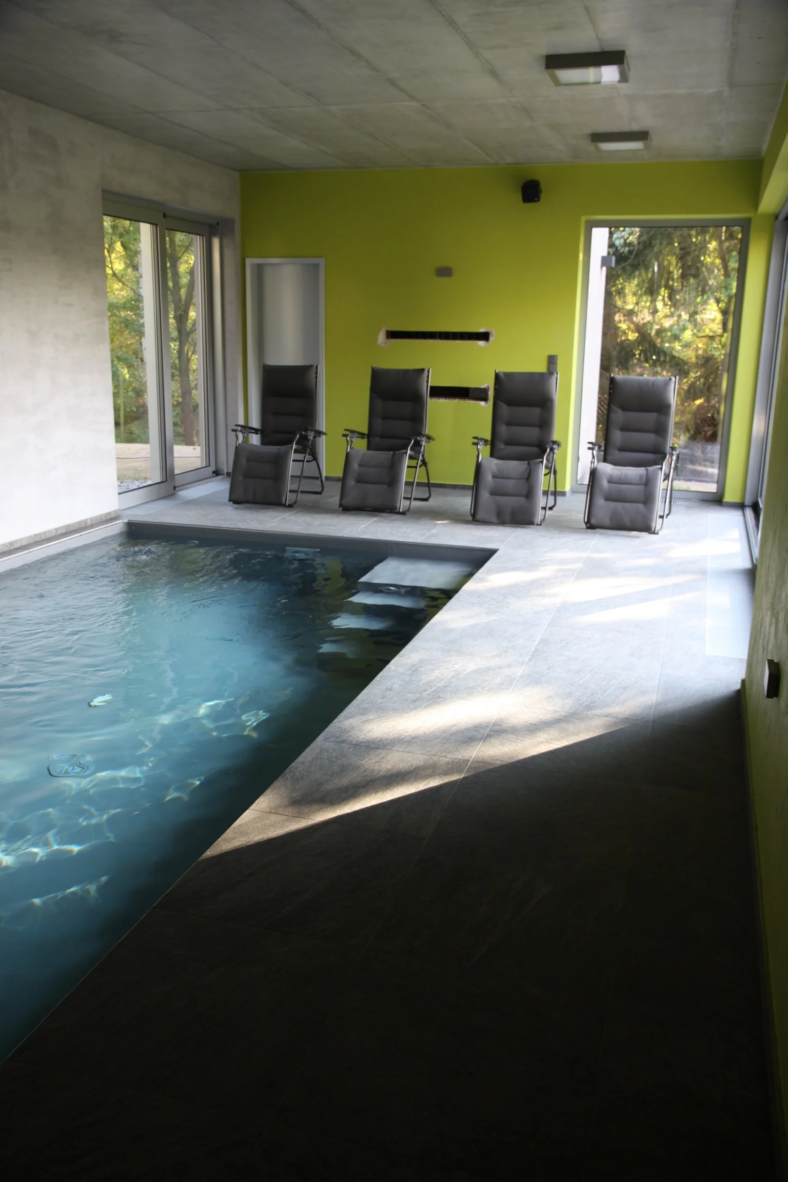 Moderní apartmán s vlastním wellness, bazénem a krbem ve Velkých Popovicích