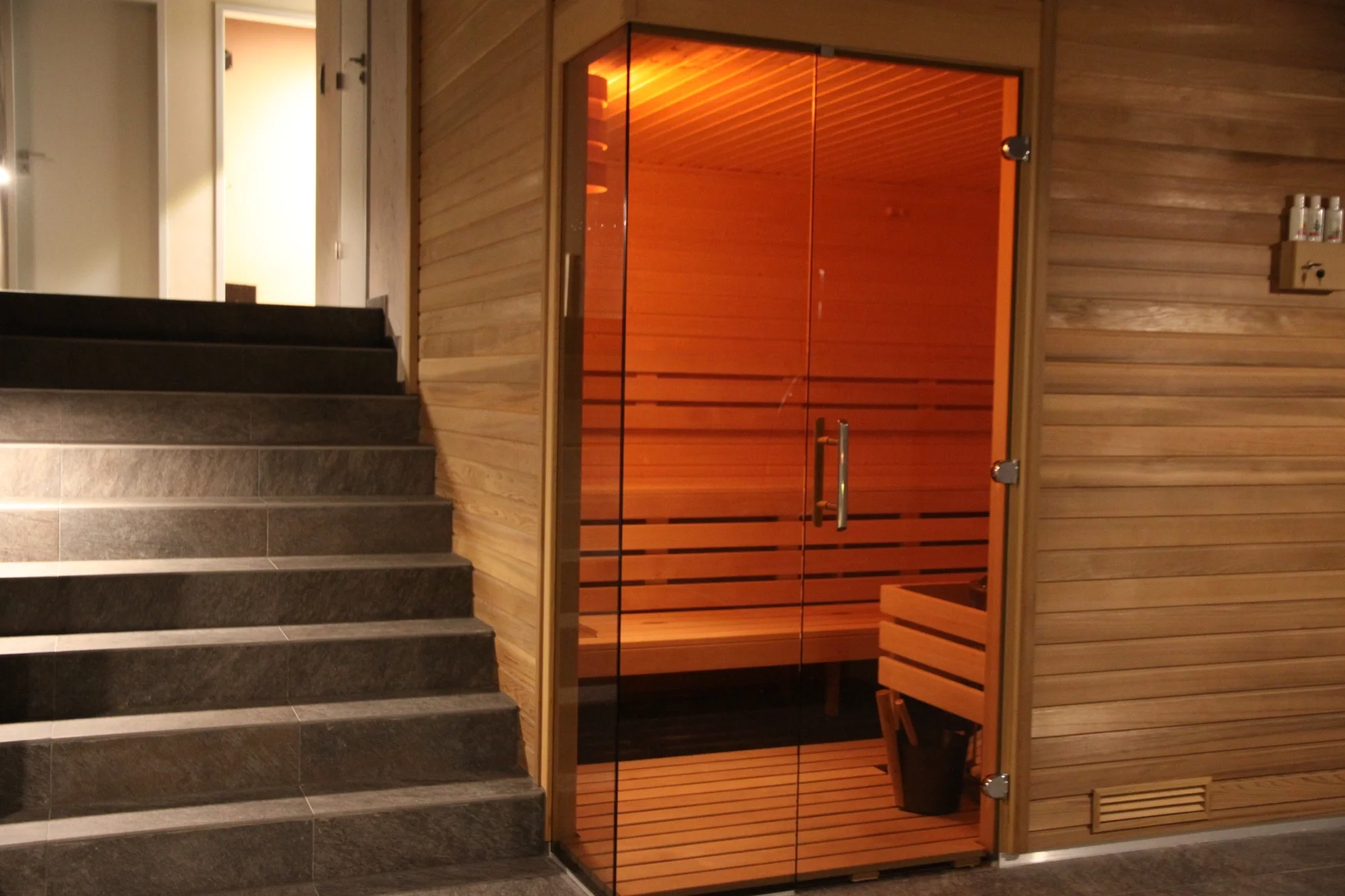 Moderní apartmán s vlastním wellness, bazénem a krbem ve Velkých Popovicích