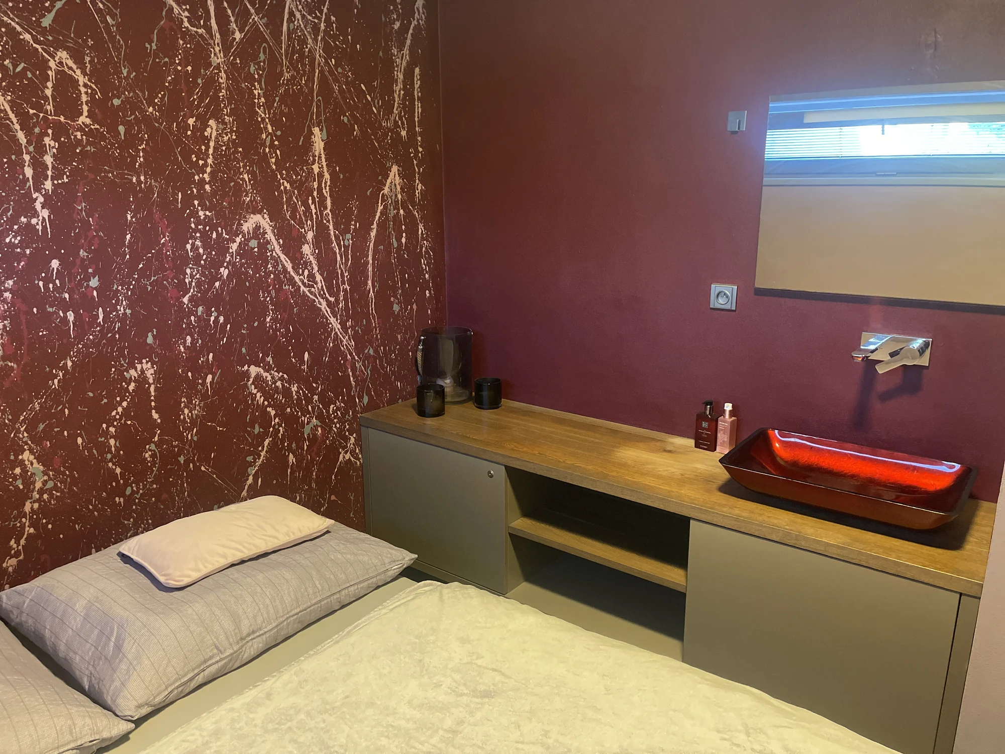 Moderní apartmán s vlastním wellness, bazénem a krbem ve Velkých Popovicích