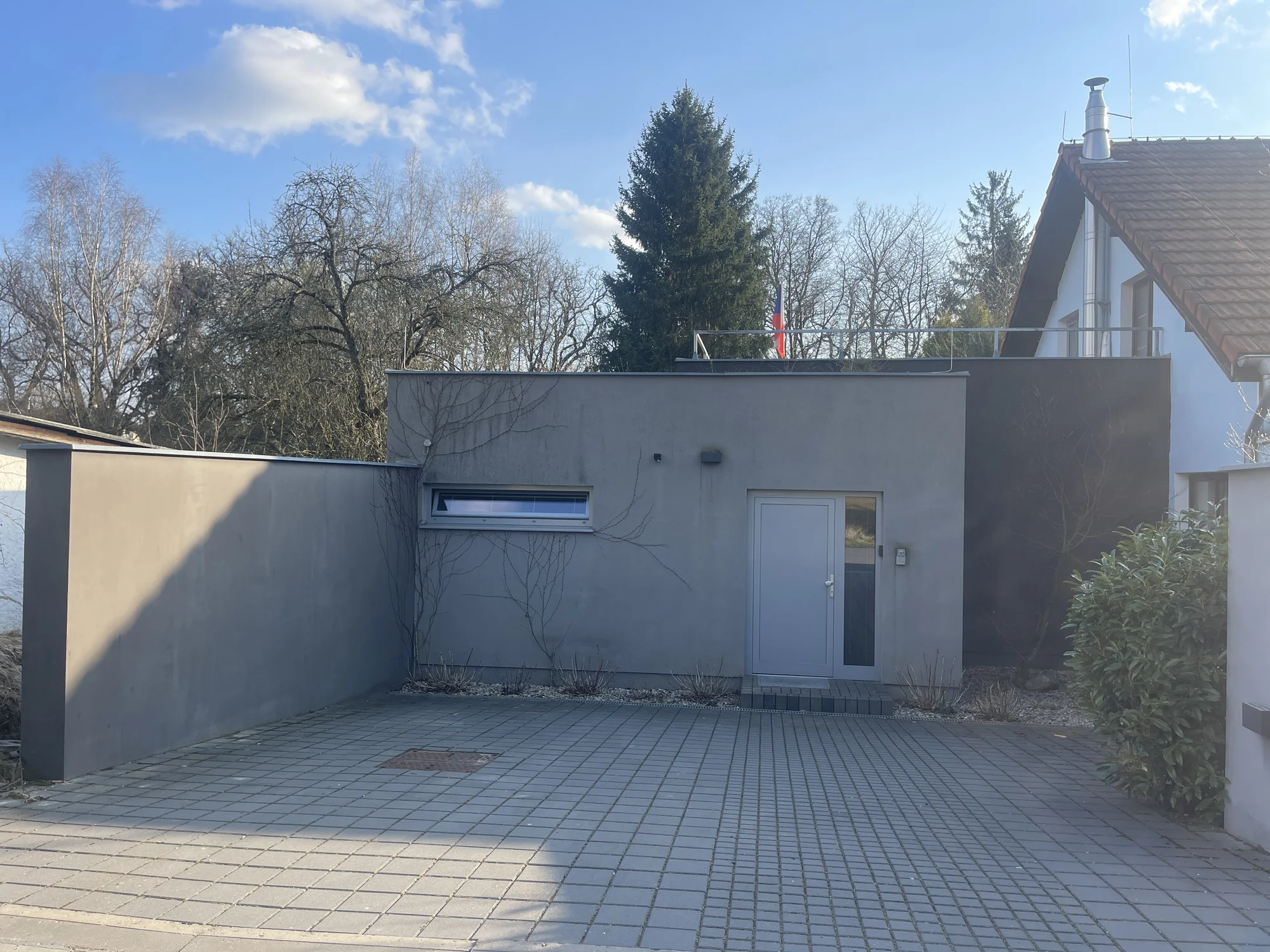 Moderní apartmán s vlastním wellness, bazénem a krbem ve Velkých Popovicích