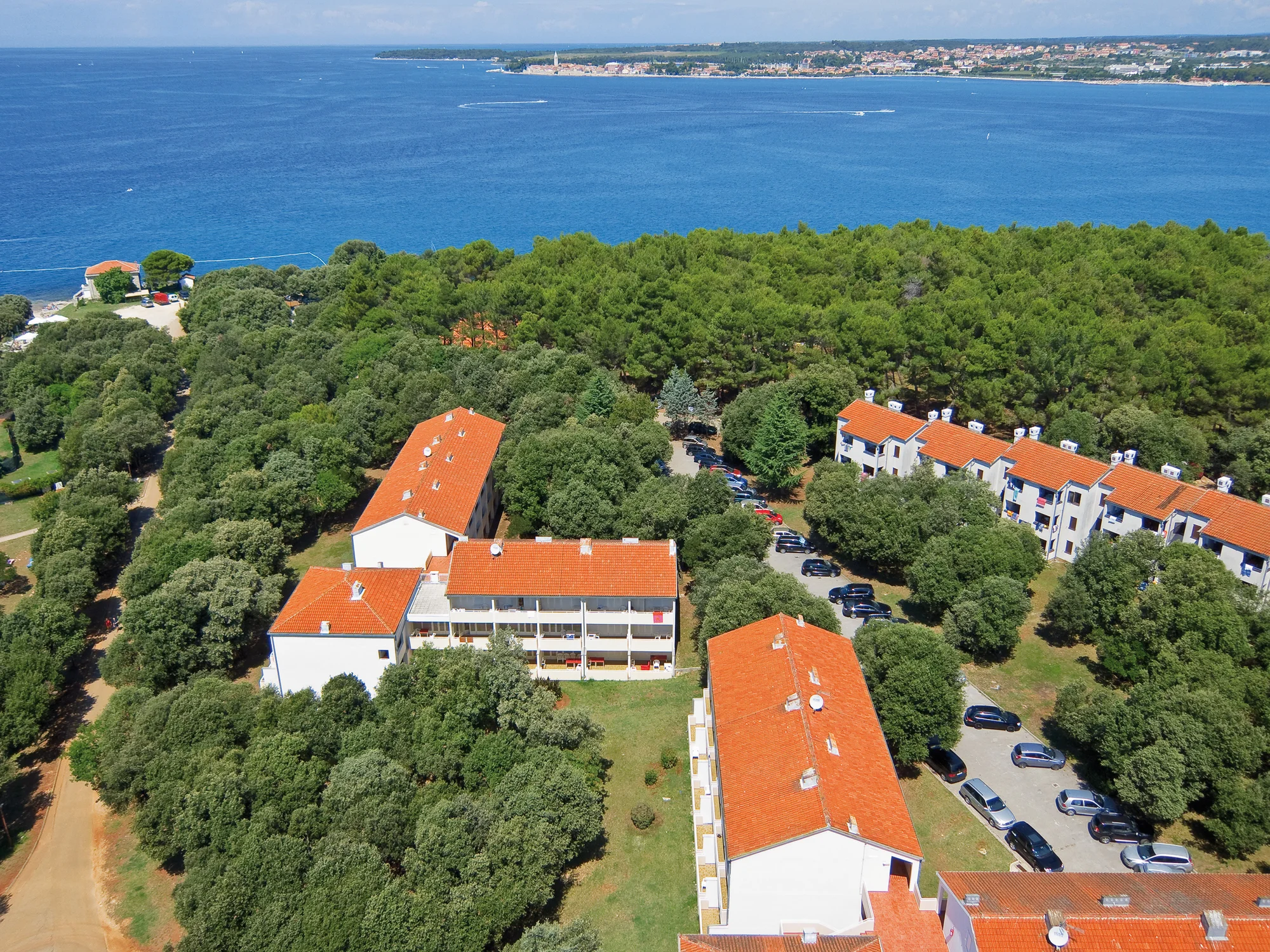 Rodinná pohoda na Jadranu: apartmány s balkonem kousek od pláže, sportovní vyžití