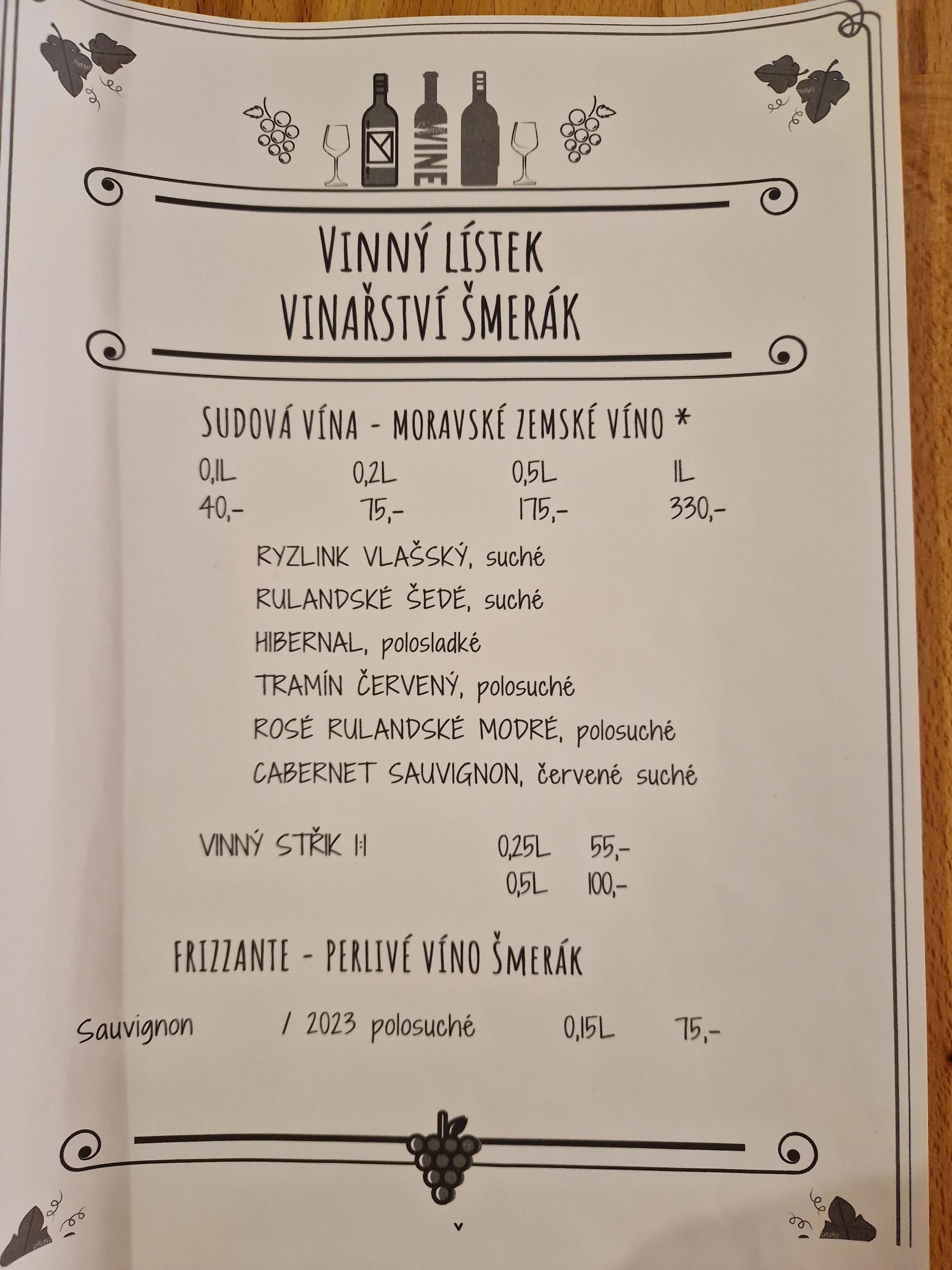 Posezení ve vinárně: 0,5 l vína z rodinného vinařství a degustační sýrovo-salámový talíř