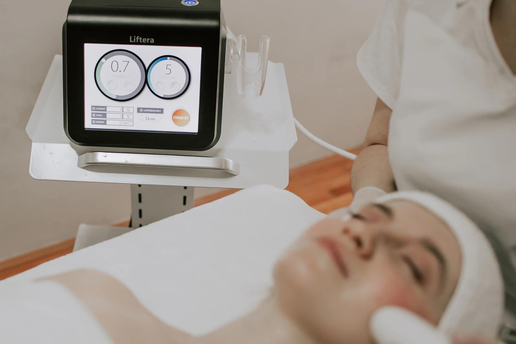 Liftera SMAS lifting: okamžité zpevnění kontur, redukce podbradku a vypnutí pleti