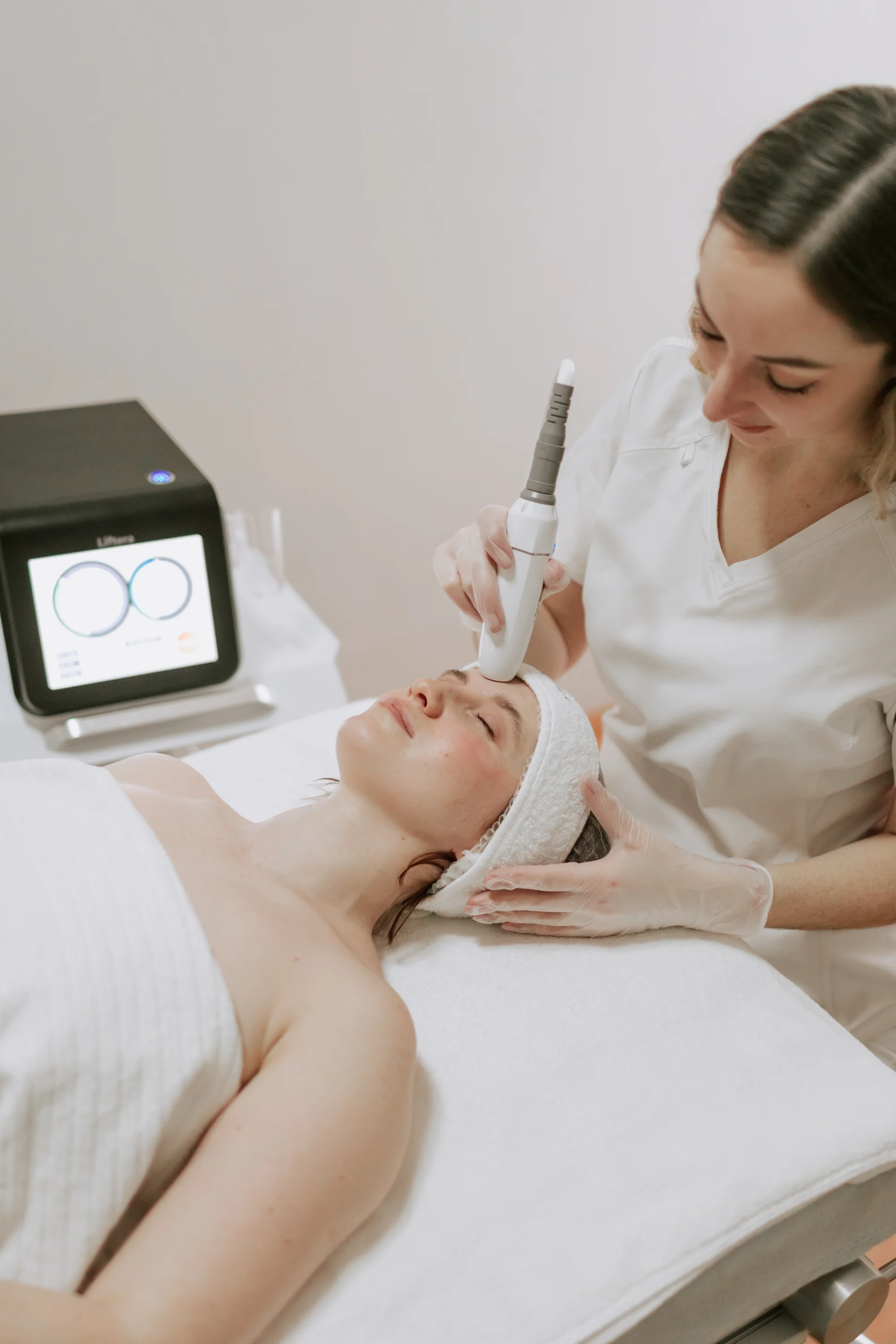 Liftera SMAS lifting: okamžité zpevnění kontur, redukce podbradku a vypnutí pleti