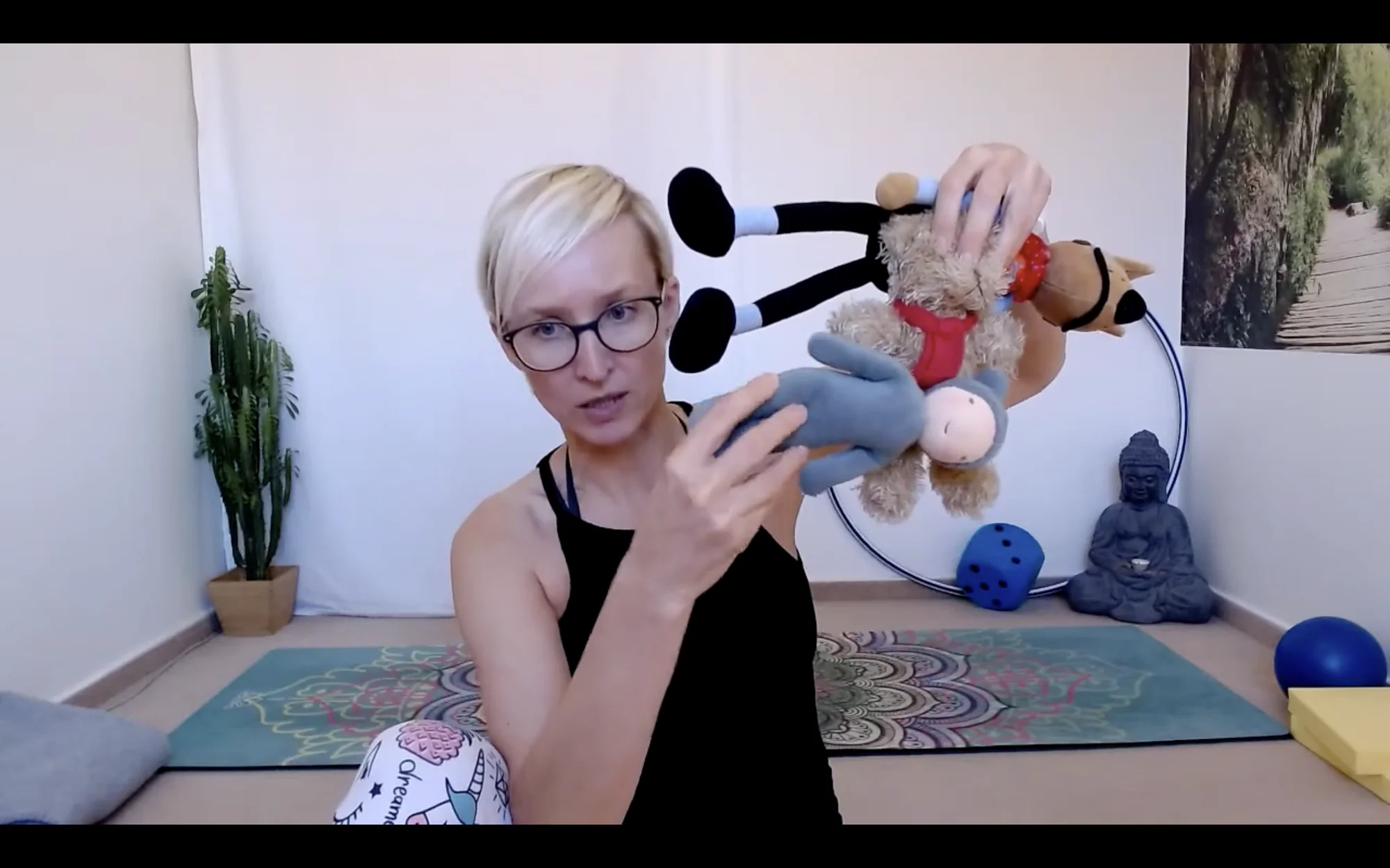 Online vzdělávací workshopy jógy pro děti: základní know-how i celodenní kurz