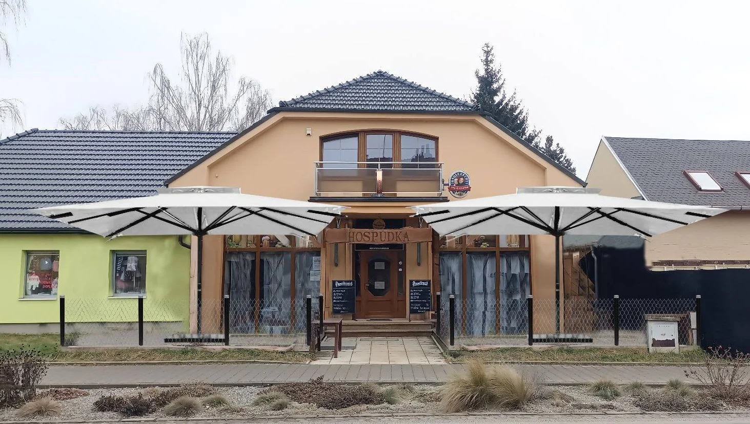 Talíř plný žeber, křídel i steaků včetně příloh pro 2 nebo 4 lidi