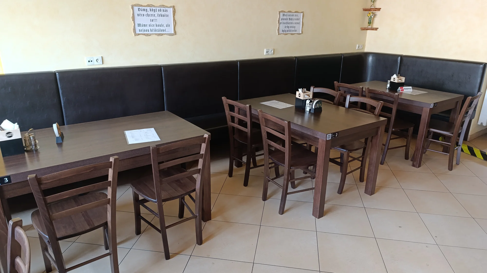 Talíř plný žeber, křídel i steaků včetně příloh pro 2 nebo 4 lidi
