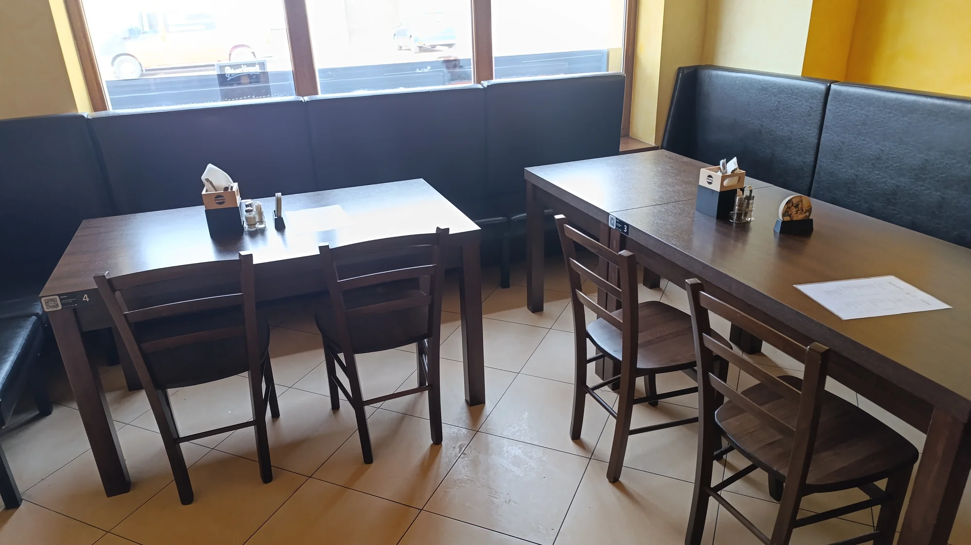 Talíř plný žeber, křídel i steaků včetně příloh pro 2 nebo 4 lidi