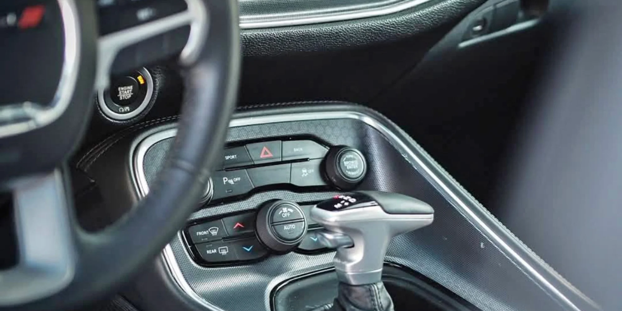 Zapůjčení vozu Dodge Challenger s výkonem 330 koní na 12 hod. až celý víkend