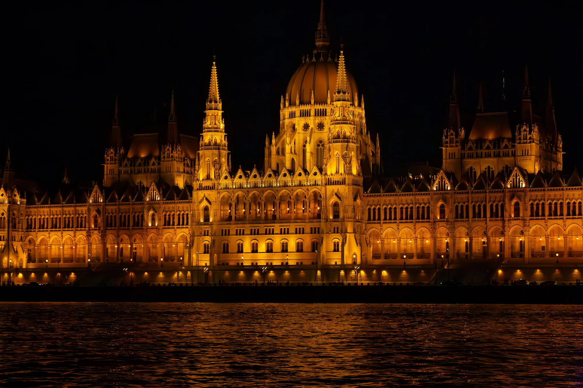 Pohádková Budapešť: vyhlídková plavba po Dunaji i varianty s pizzou, nápoji a folklorním programem