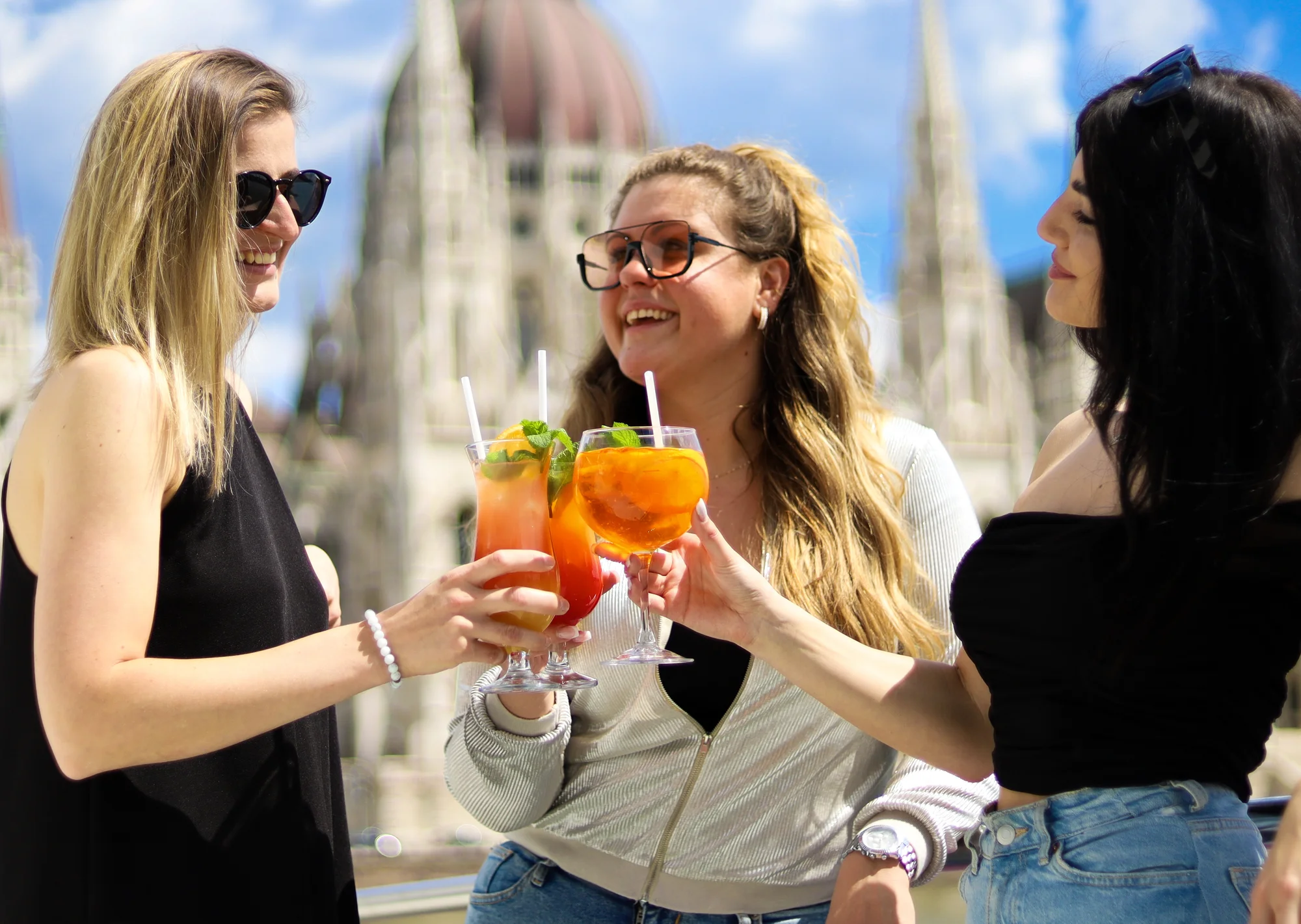 Pohádková Budapešť: vyhlídková plavba po Dunaji i varianty s pizzou, nápoji a folklorním programem