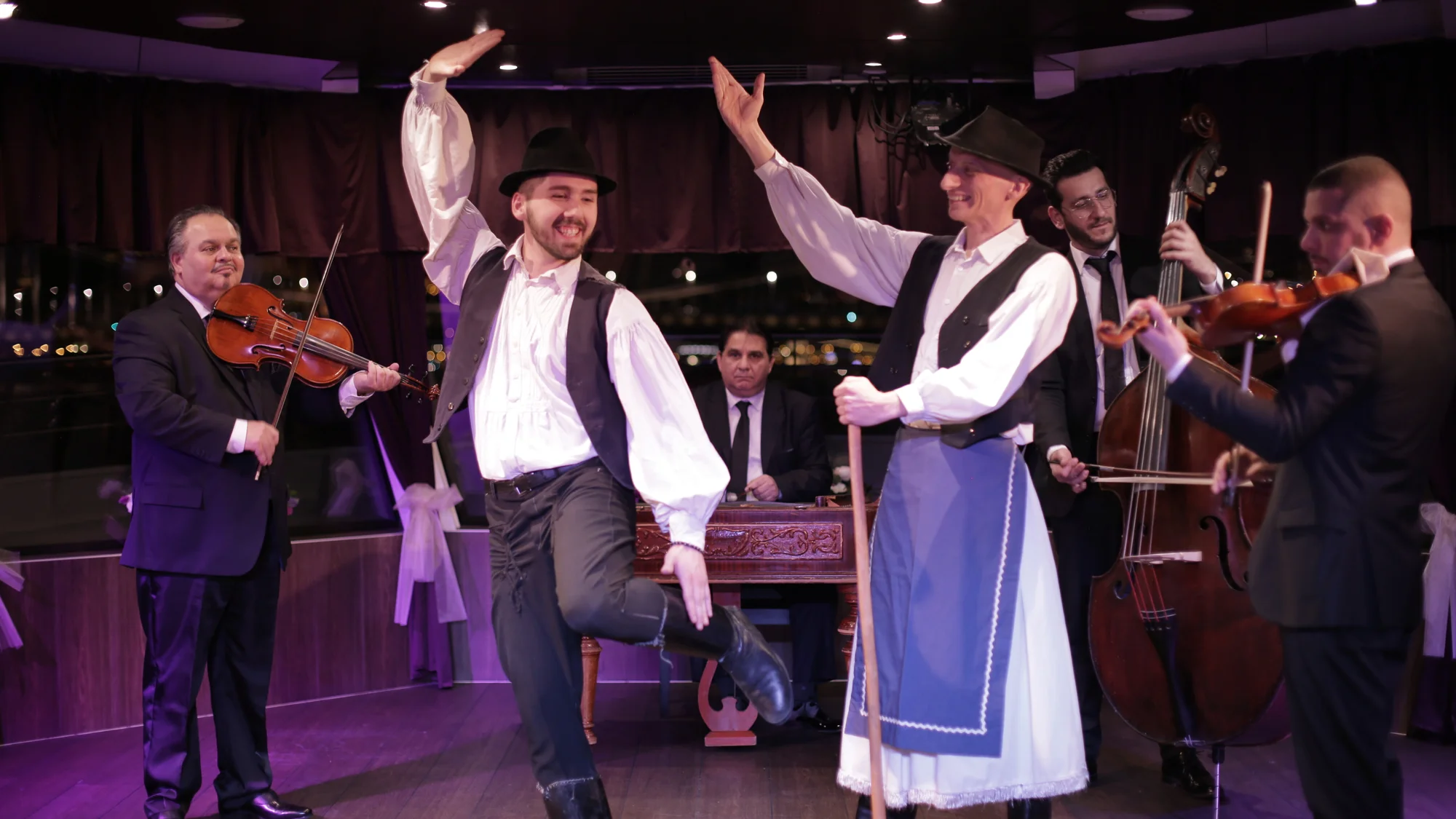 Pohádková Budapešť: vyhlídková plavba po Dunaji i varianty s pizzou, nápoji a folklorním programem