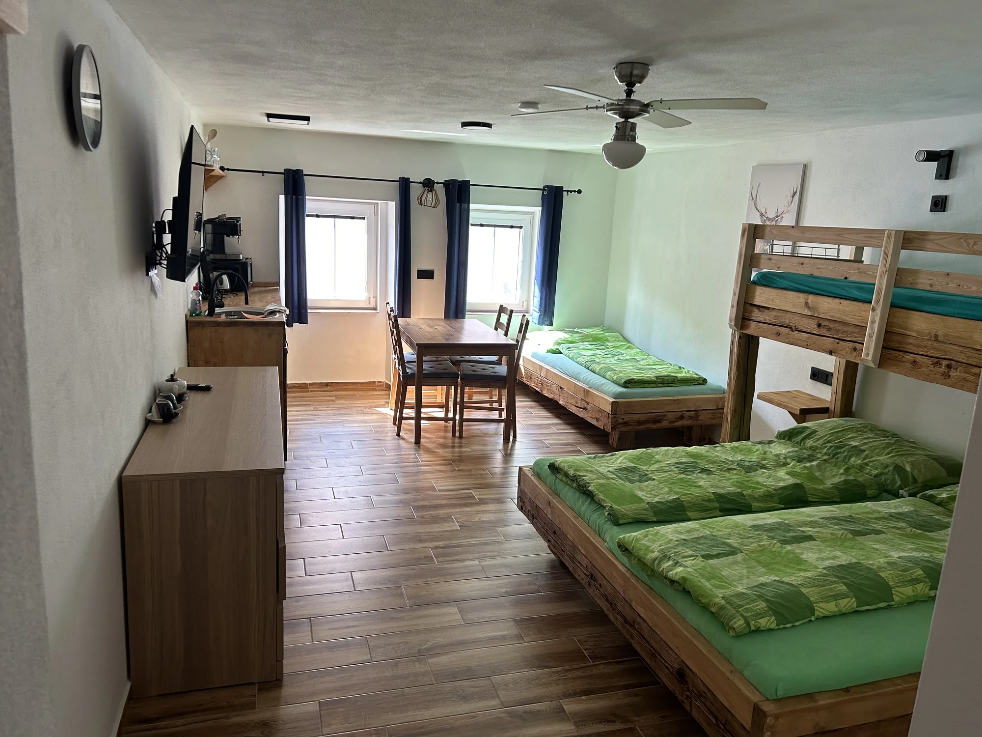 Penzion s půjčovnou raftů: apartmány až pro 7 osob, vč. kuchyně a zahrady s ohništěm, 9 km od Lipna
