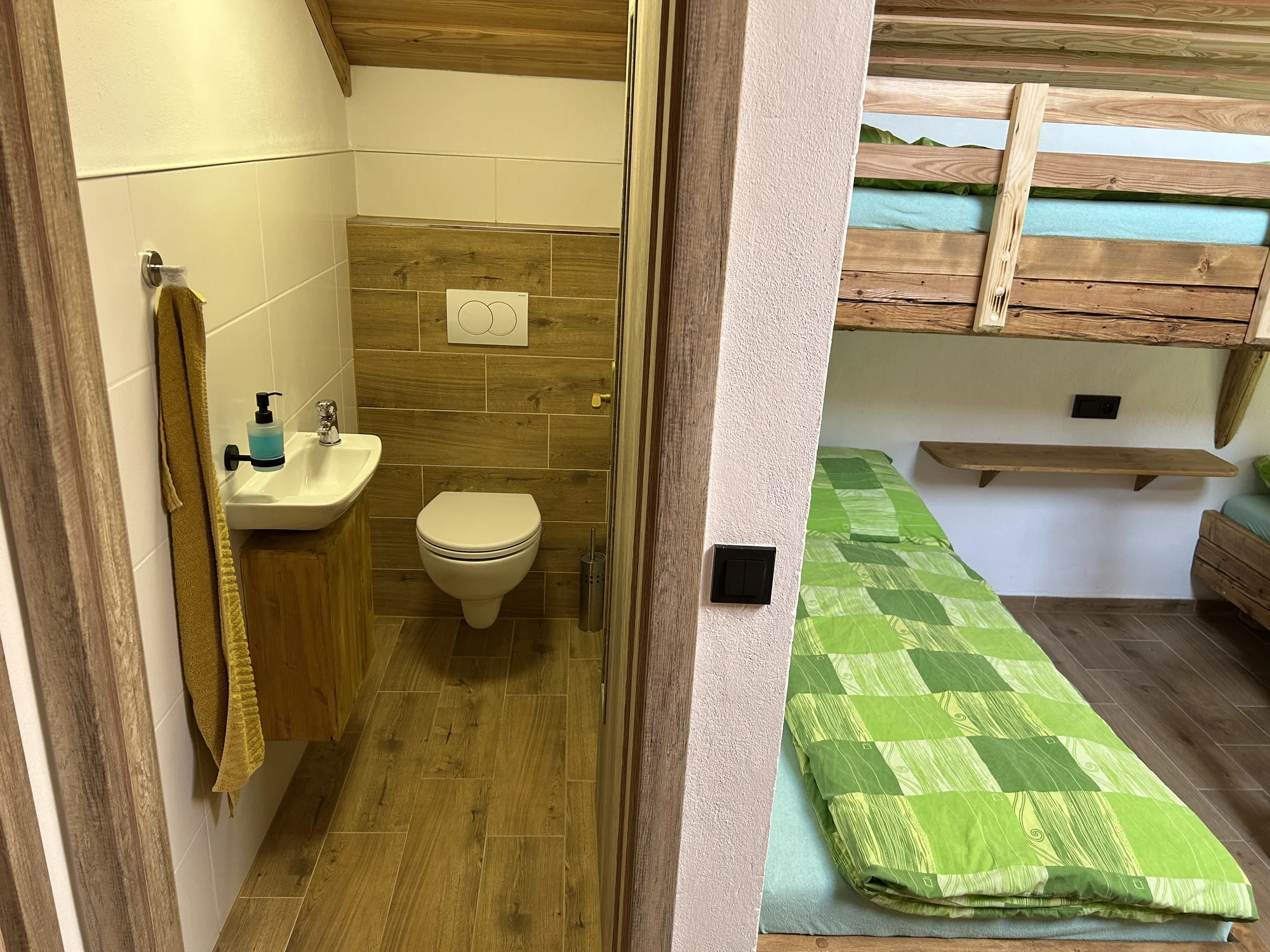 Penzion s půjčovnou raftů: apartmány až pro 7 osob, vč. kuchyně a zahrady s ohništěm, 9 km od Lipna