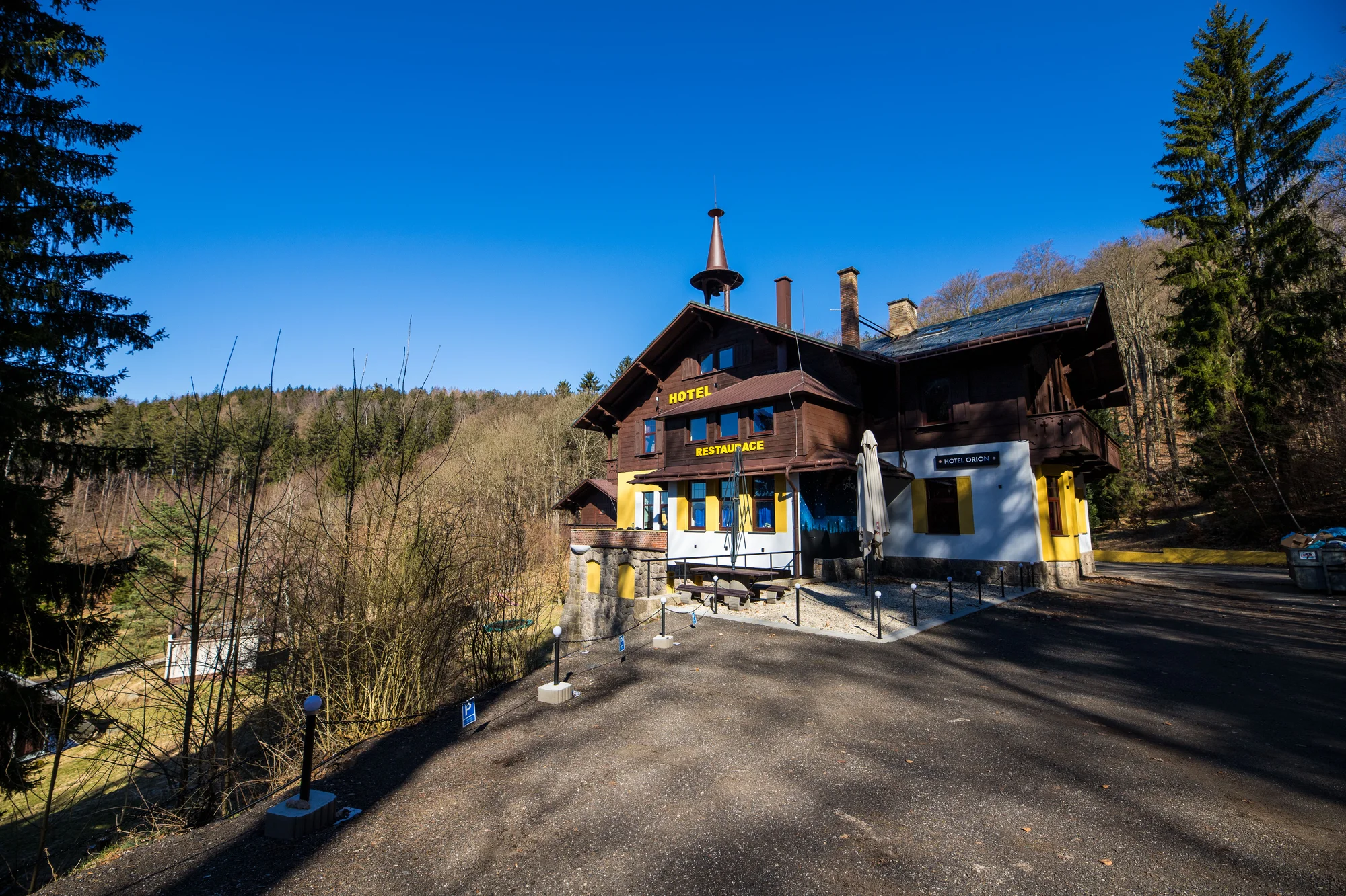 Nově zrekonstruovaný lovecký zámeček nad Libercem se snídaní pro 2–4 výletníky