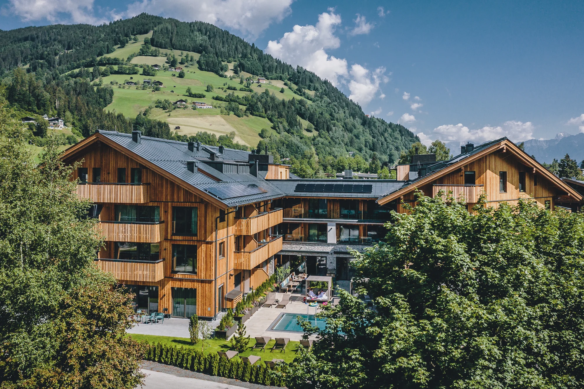 Nový wellness resort v Zell am See: bazén a sauny neomezeně, polopenze i karta výhod