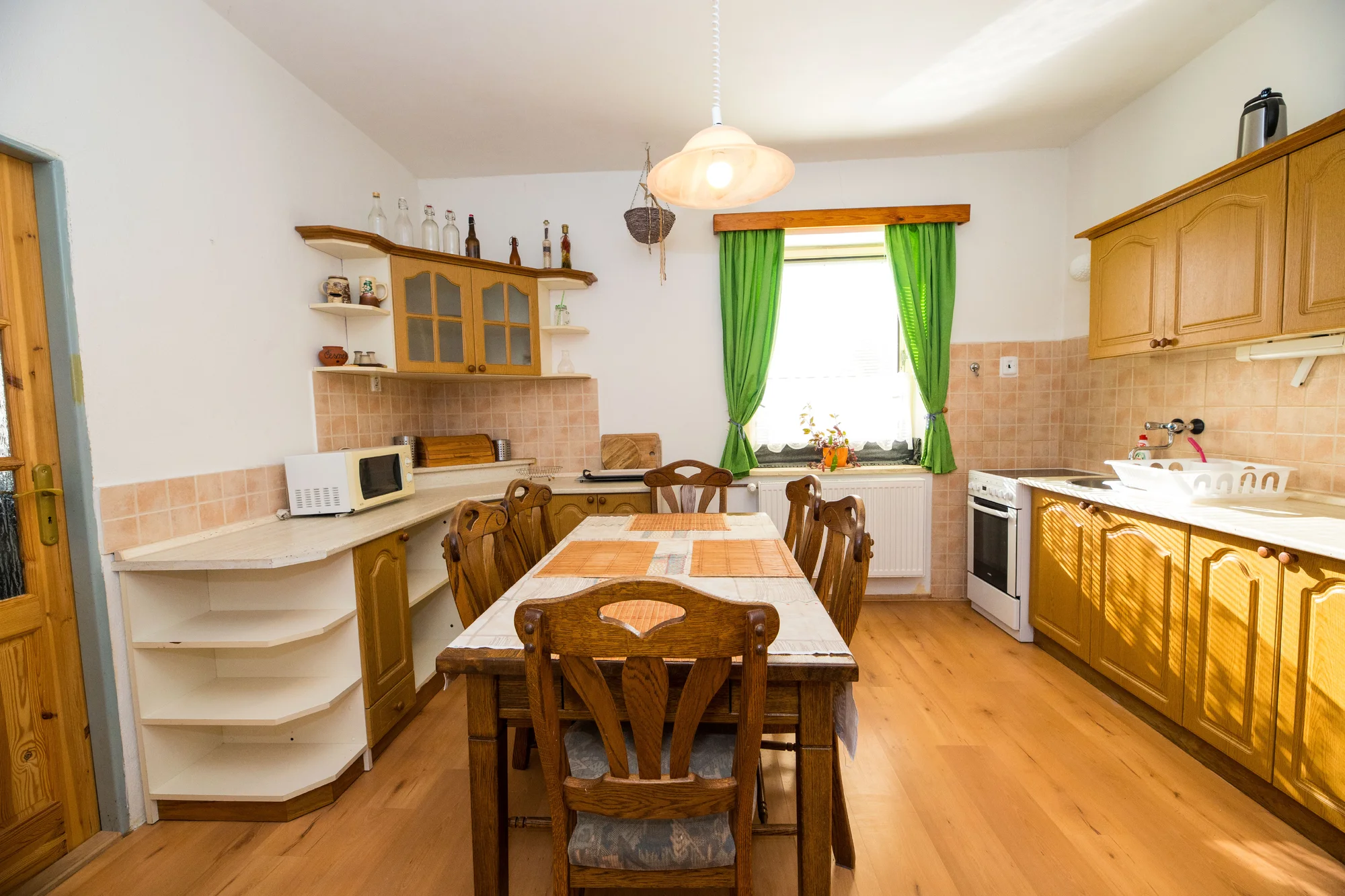 Vybavené apartmány u Hejnic v Jizerských horách až pro 8 osob, zahrada s potokem