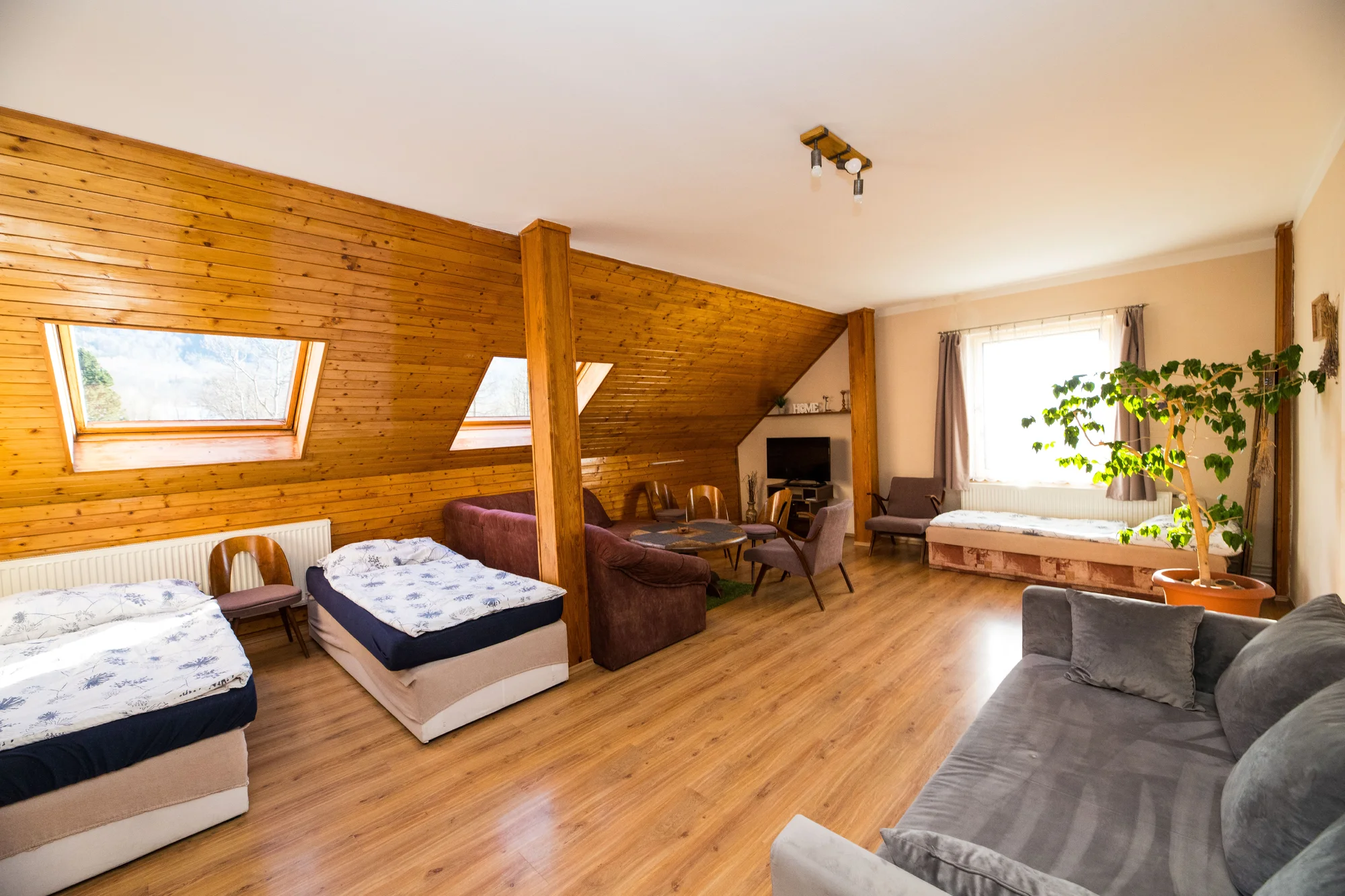 Vybavené apartmány u Hejnic v Jizerských horách až pro 8 osob, zahrada s potokem