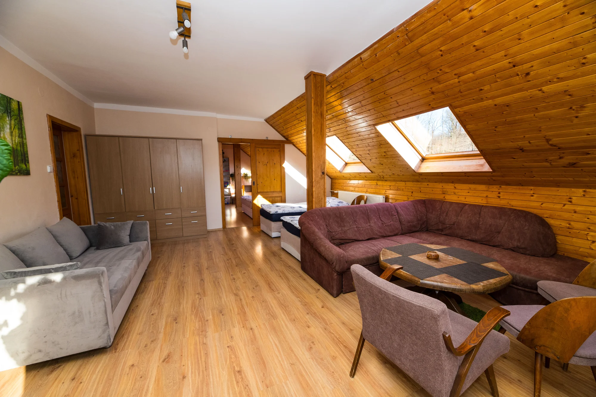 Vybavené apartmány u Hejnic v Jizerských horách až pro 8 osob, zahrada s potokem