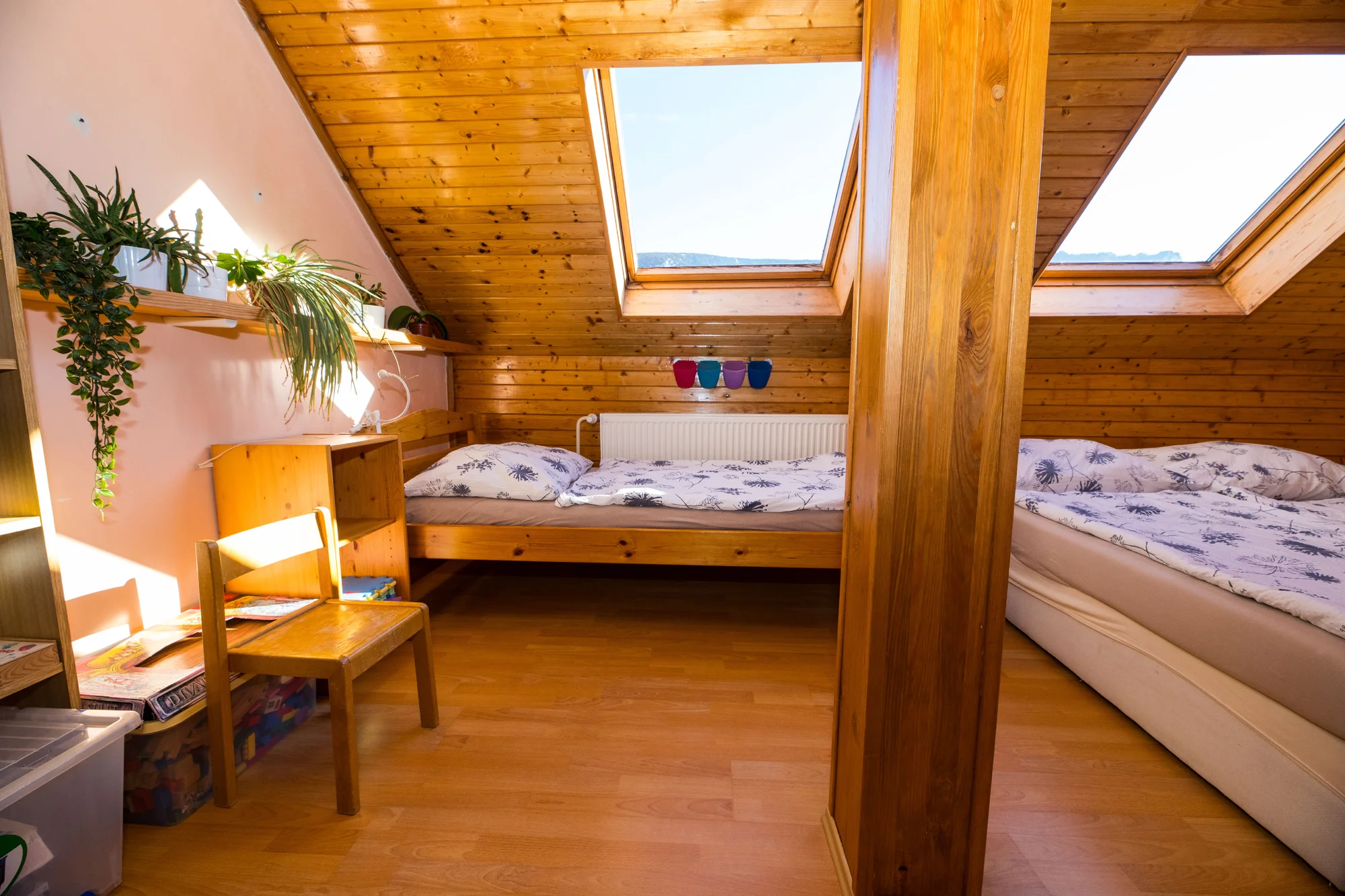 Vybavené apartmány u Hejnic v Jizerských horách až pro 8 osob, zahrada s potokem