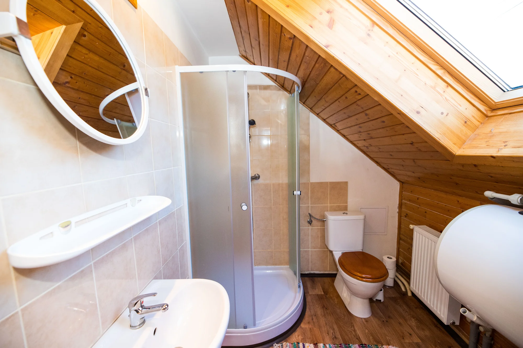 Vybavené apartmány u Hejnic v Jizerských horách až pro 8 osob, zahrada s potokem