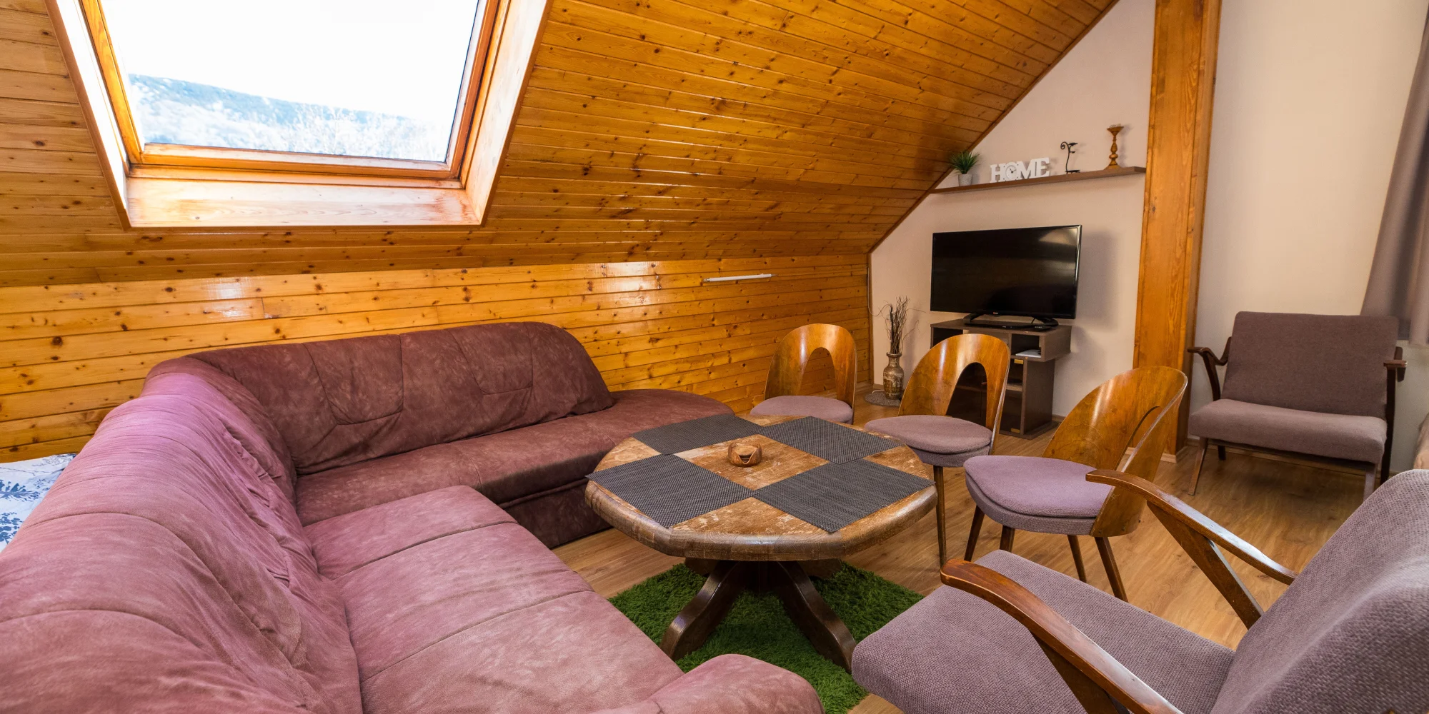 Vybavené apartmány u Hejnic v Jizerských horách až pro 8 osob, zahrada s potokem
