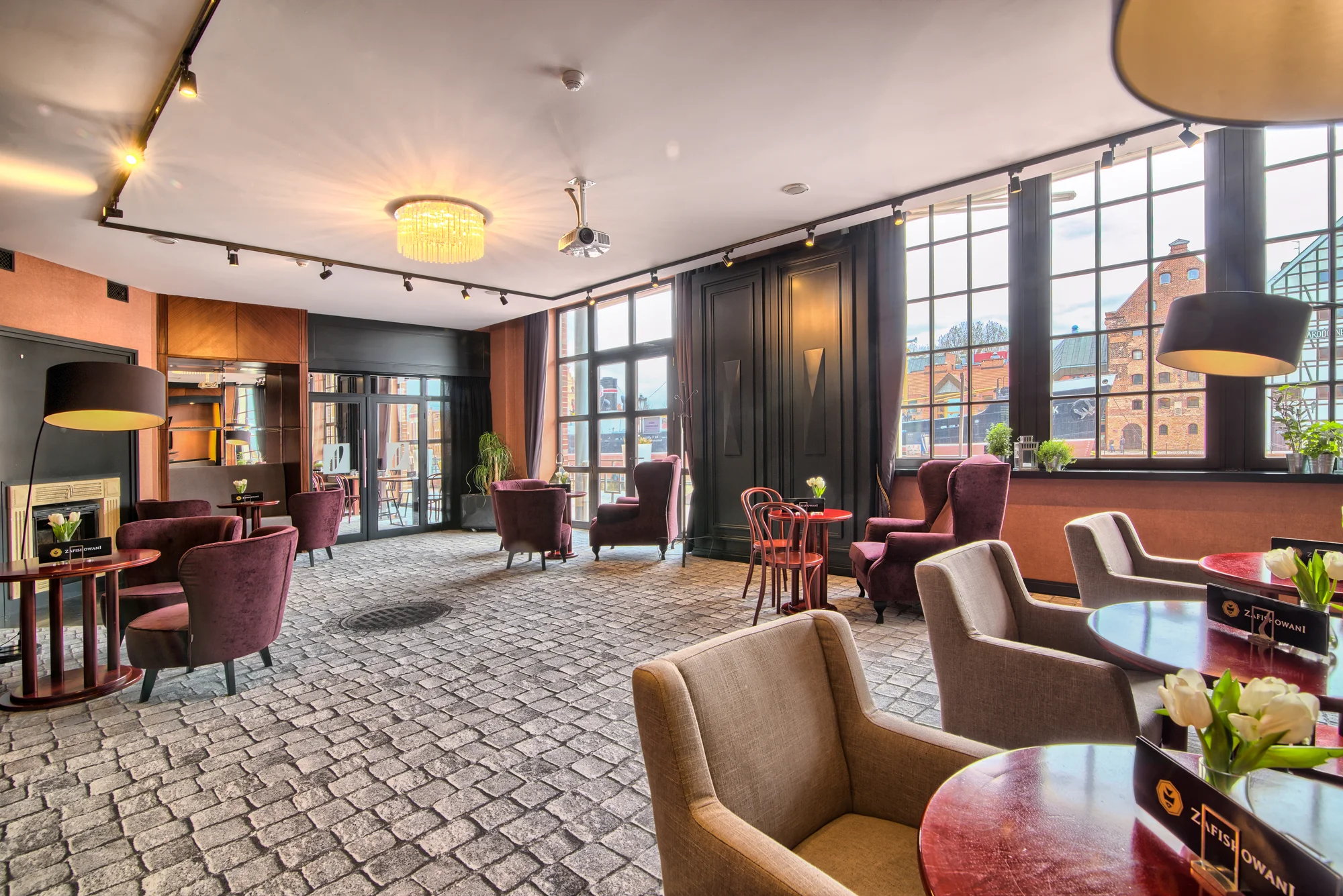 Moderní hotel v centru Gdaňsku, přímo u řeky a starého jeřábu: snídaně a neomezeně sauna