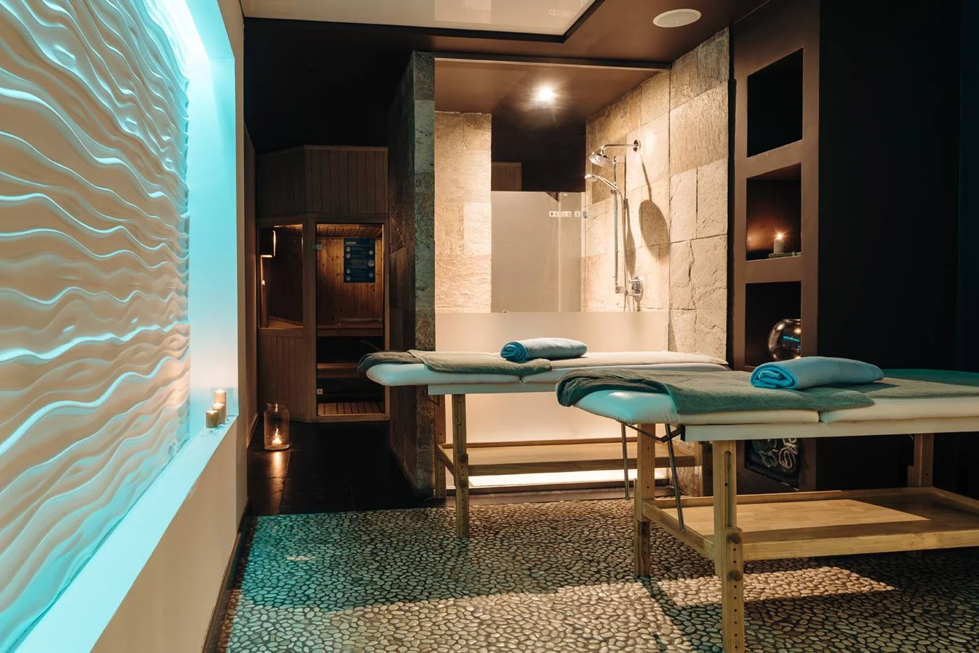 Moderní hotel v centru Gdaňsku, přímo u řeky a starého jeřábu: snídaně a neomezeně sauna