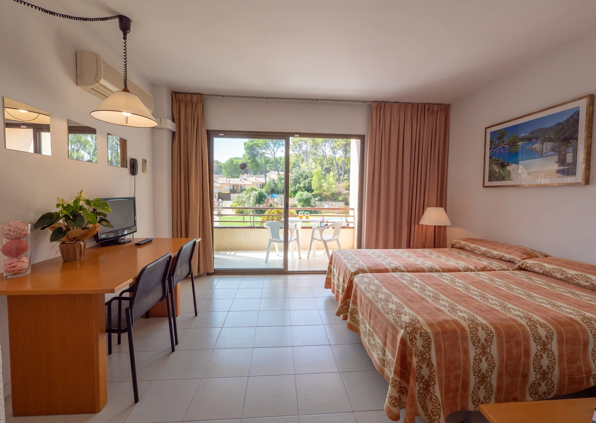 Španělská Costa Brava: příjemný hotel kousek od pláže a neomezeně bazén
