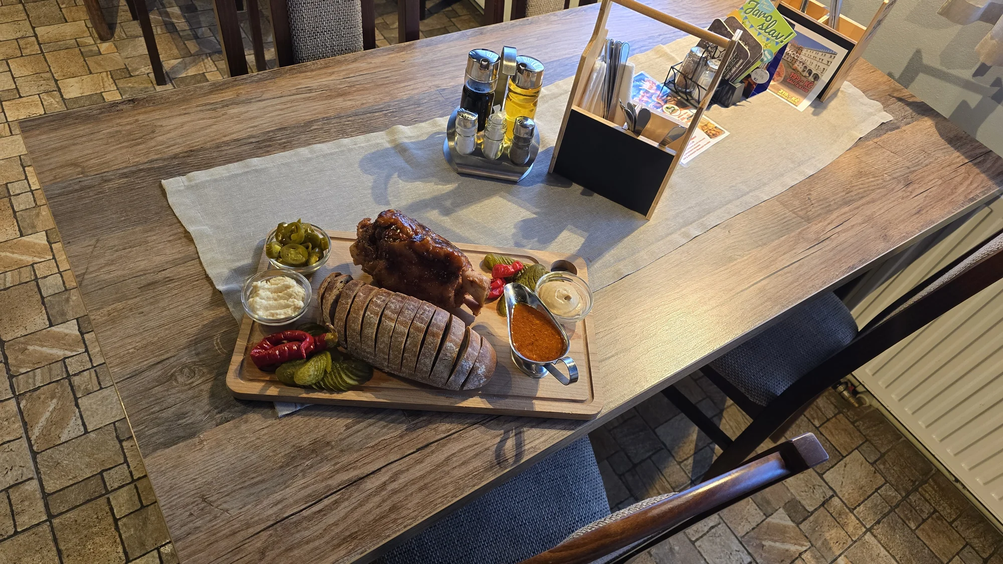 Vepřové koleno pečené 36 hod. i s pivem Radegast 12° pro 1 nebo 2 osoby