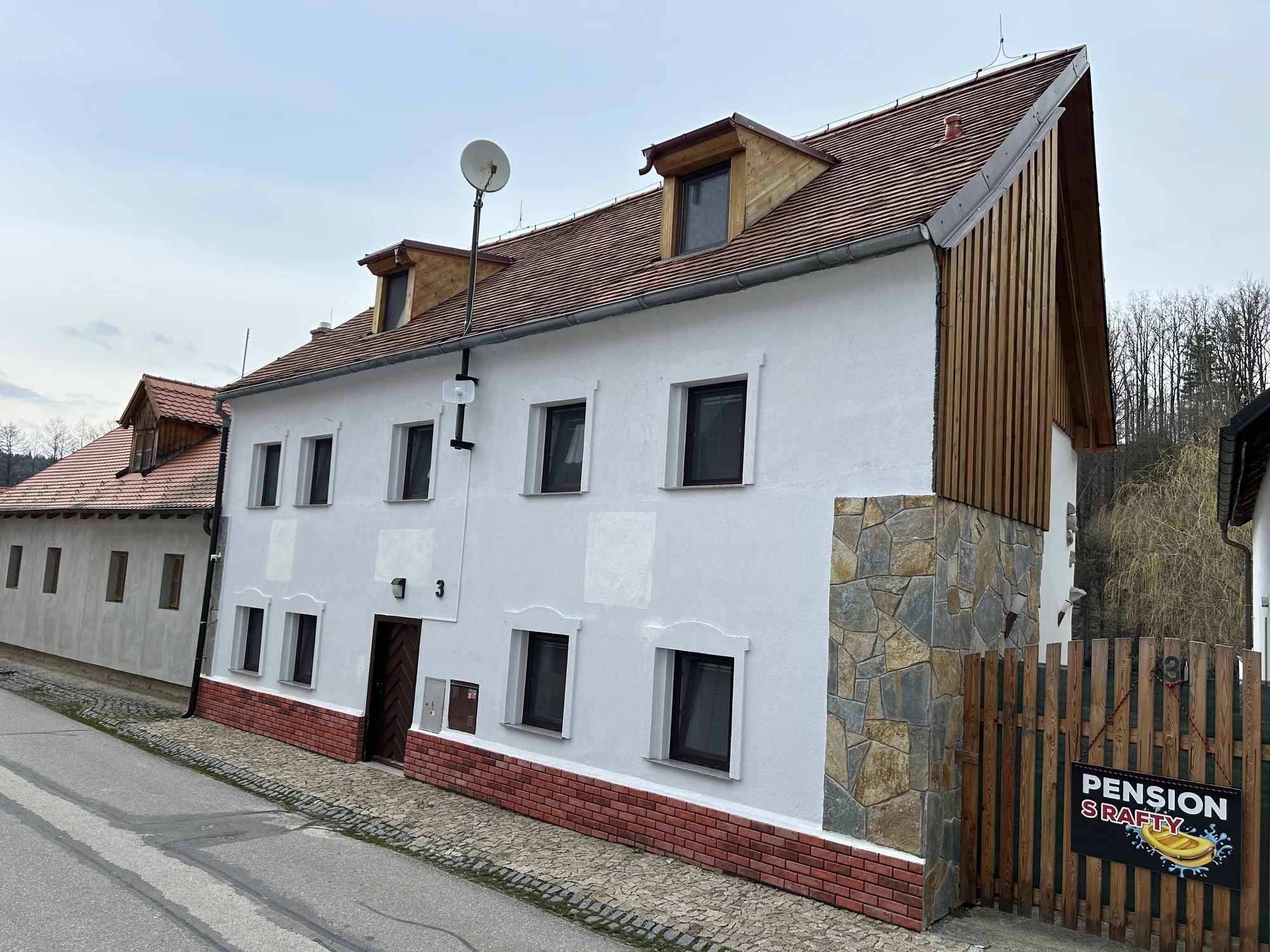 Penzion s půjčovnou raftů: apartmány až pro 7 osob, vč. kuchyně a zahrady s ohništěm, 9 km od Lipna