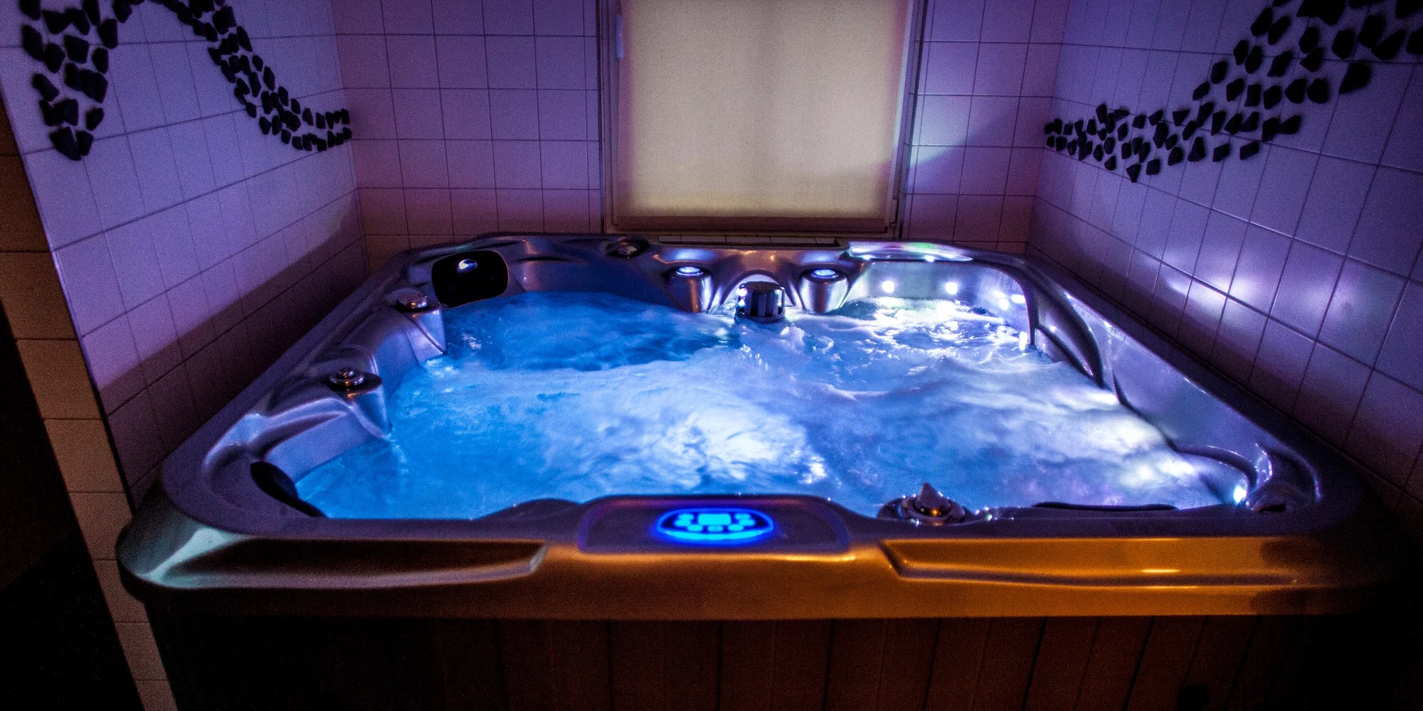 Wellness relax na Třeboňsku: roubenka se saunou, vířivkou i koupacím sudem