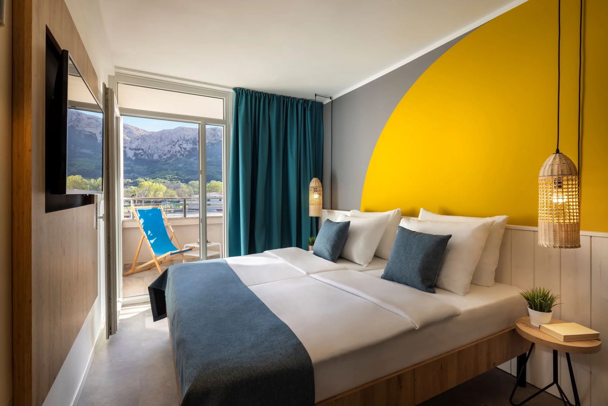 Moderní hotel v Bašce na chorvatském Krku: hned u pláže, venkovní i vnitřní bazény a polopenze plus