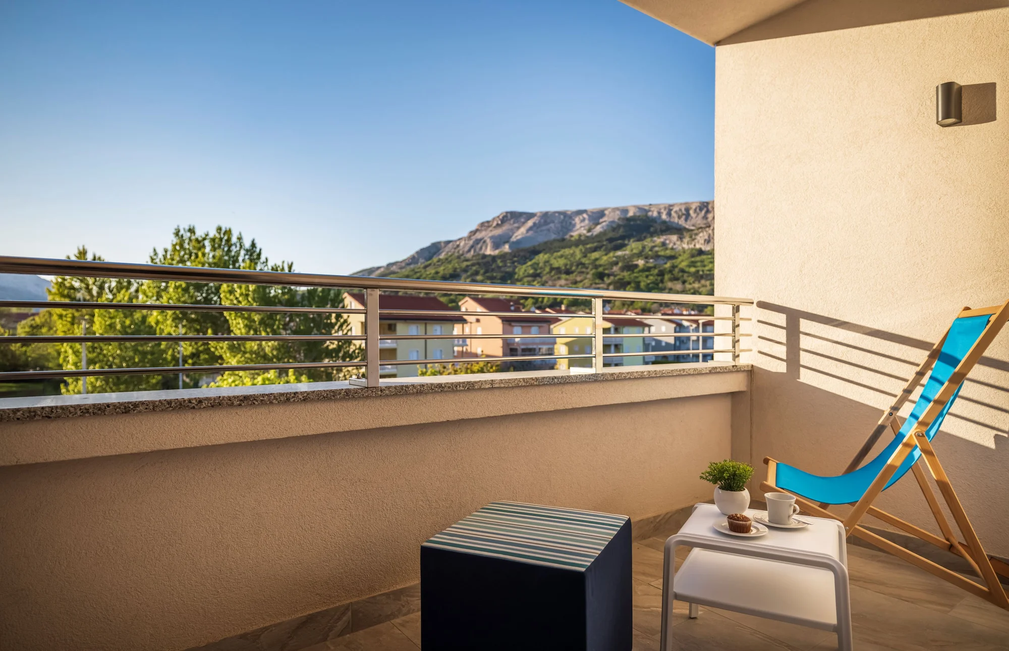 Moderní hotel v Bašce na chorvatském Krku: hned u pláže, venkovní i vnitřní bazény a polopenze plus