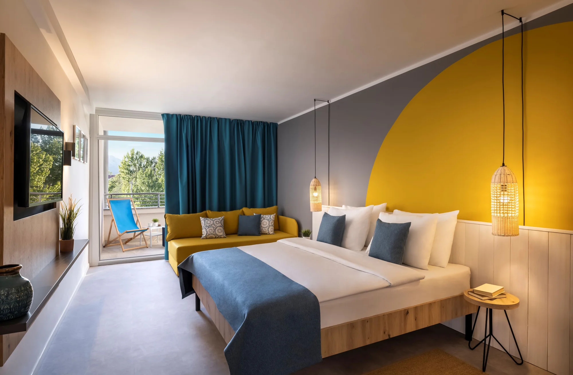 Moderní hotel v Bašce na chorvatském Krku: hned u pláže, venkovní i vnitřní bazény a polopenze plus