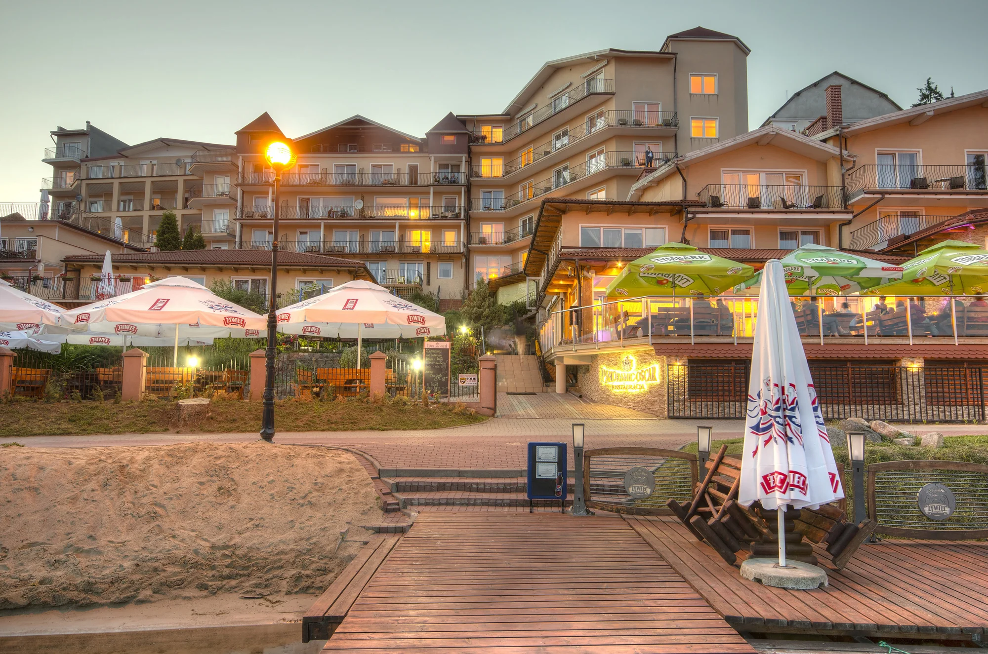 Dovolená u Mazruských jezer: 3* hotel přímo u promenády i snídaně či polopenze